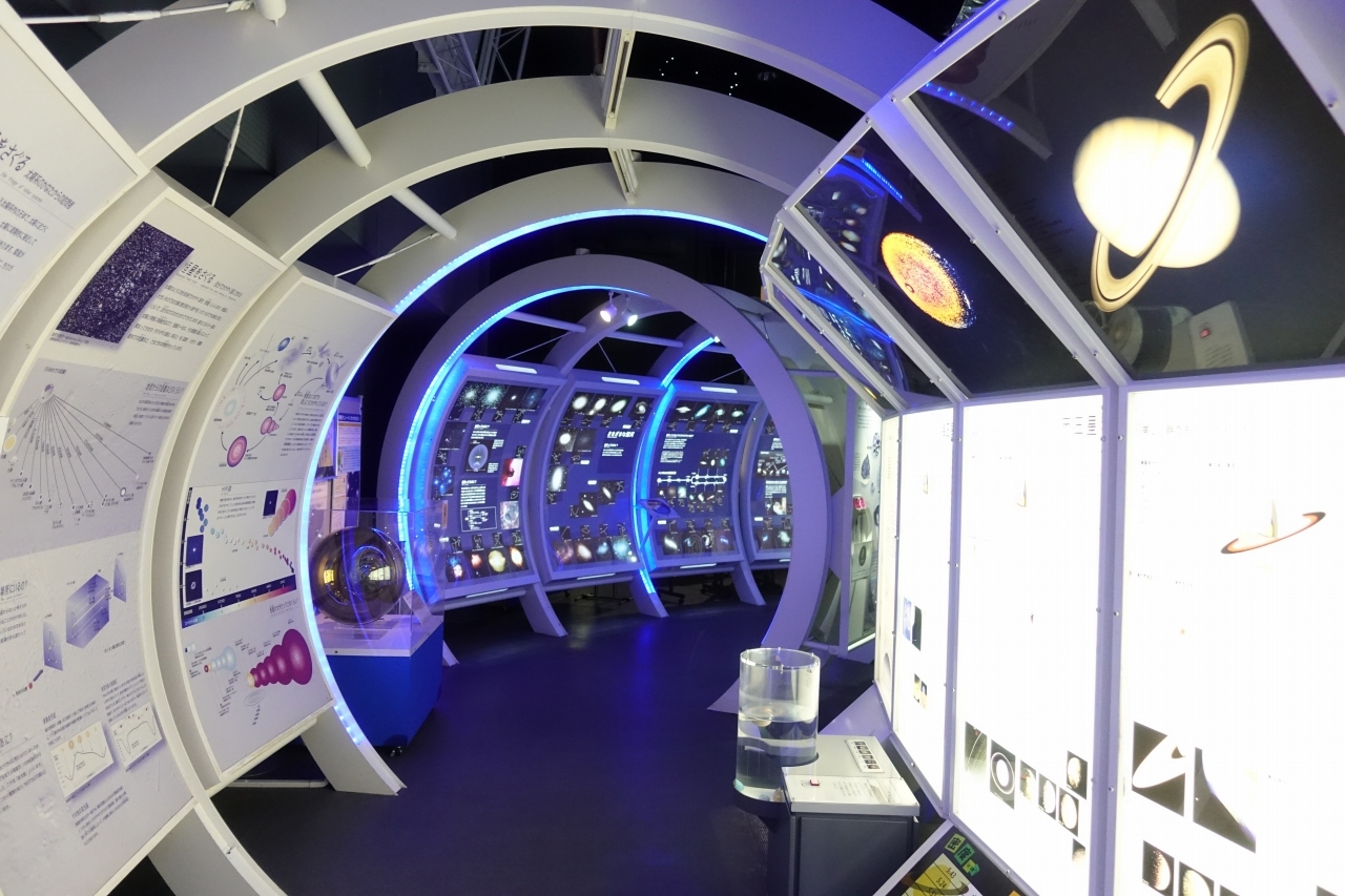El Saga Prefectural Space and Science Museum es un espacio interactivo ideal para explorar la ciencia y el universo en Japón. Ubicado cerca de la estación Takeo-Onsen, el museo se divide en tres áreas —Tierra, Saga y Espacio— y cuenta con un planetario donde se recrean cielos estrellados con gran realismo. Destaca por sus actividades inmersivas para toda la familia, como simuladores de gravedad, caminatas lunares y entrenamientos similares a los de astronautas. Además, complementa la experiencia con observación astronómica y programas educativos que acercan la exploración espacial al público general.