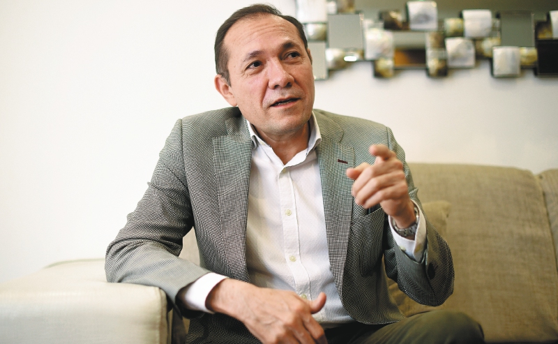 Fiscalía pidió cerrar investigación a ministro Antonio Sanguino por un delito