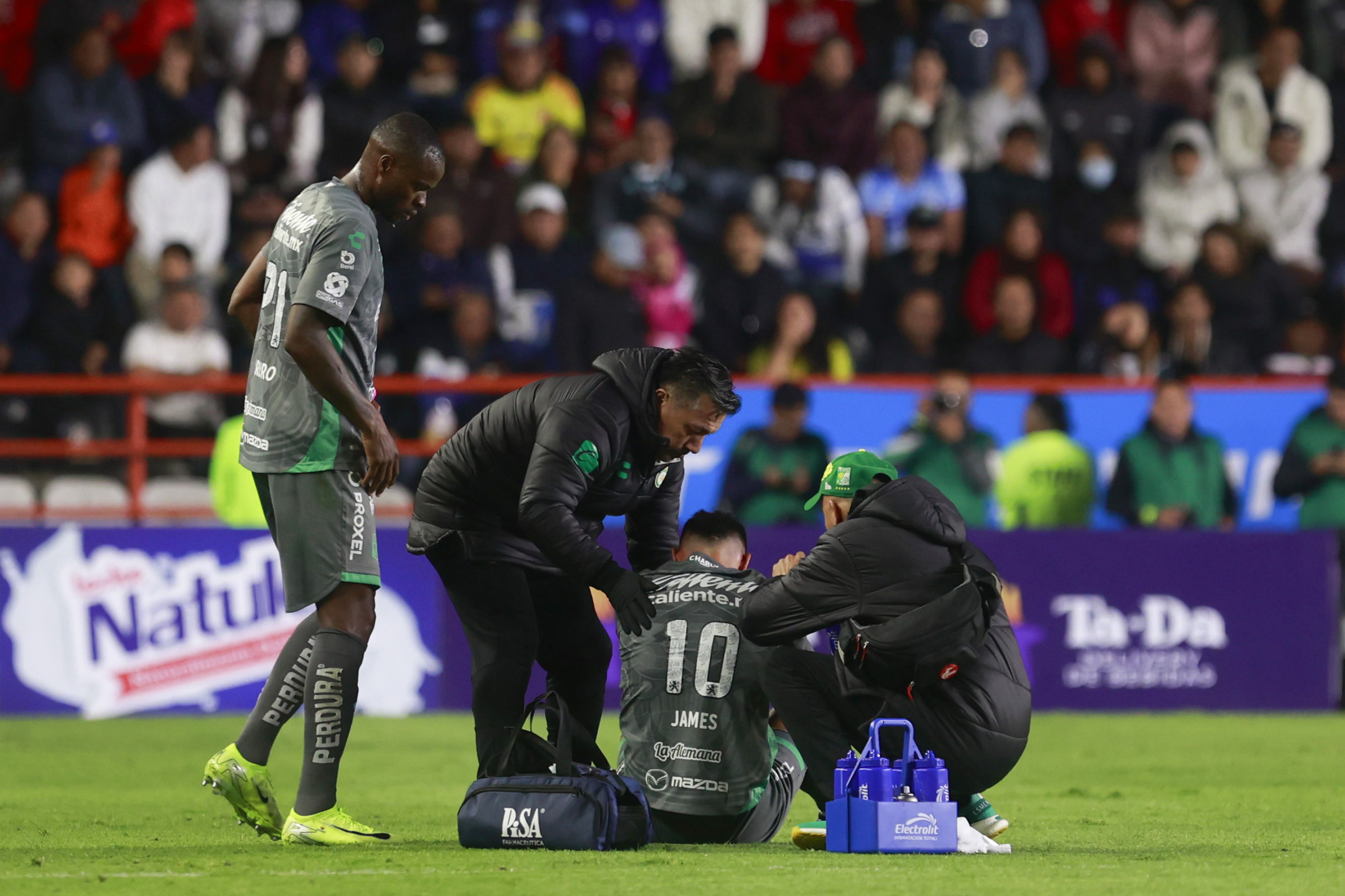 La brutal patada que recibió James Rodríguez en la Liga MX: video