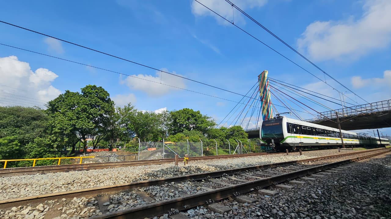 Metro de Medellín restablece paso por Línea A tras tapar socavón en la vía férrea