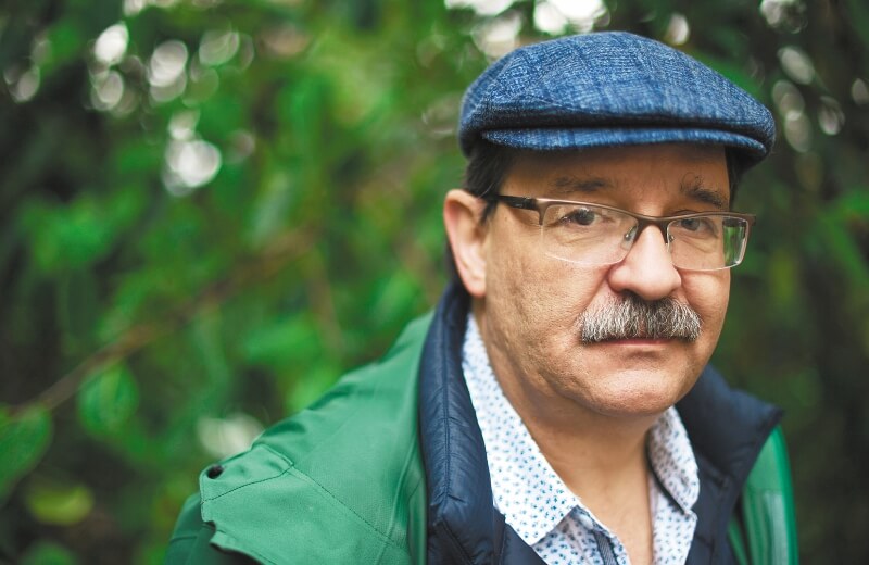 El investigador que desenterró la historia de los maestros en Colombia
