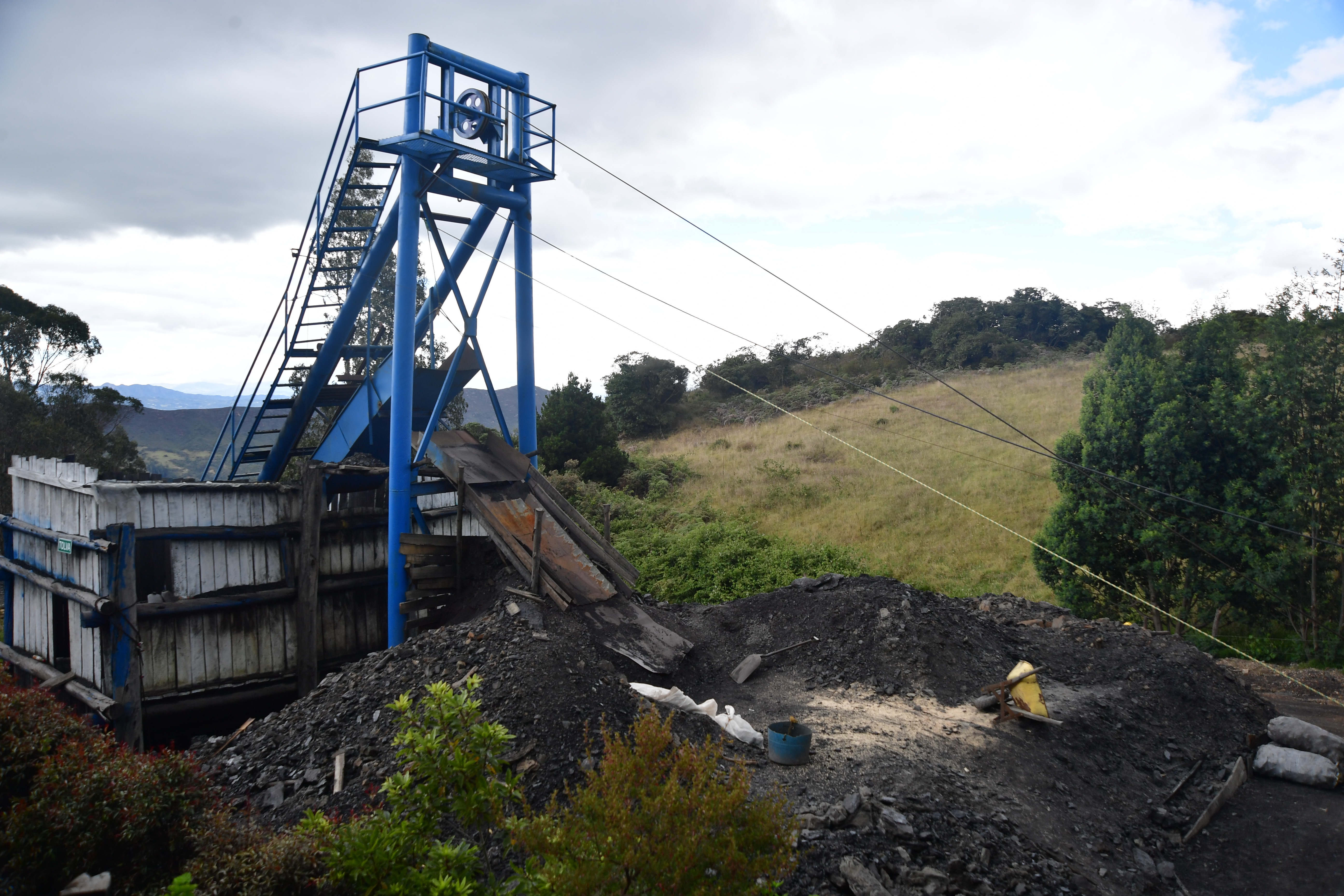 Mujer que trabaja en la mina de carbón El Curubo, en la vereda El Tablón, que se encuentra en el municipio de Cucunubá, Cundinamarca