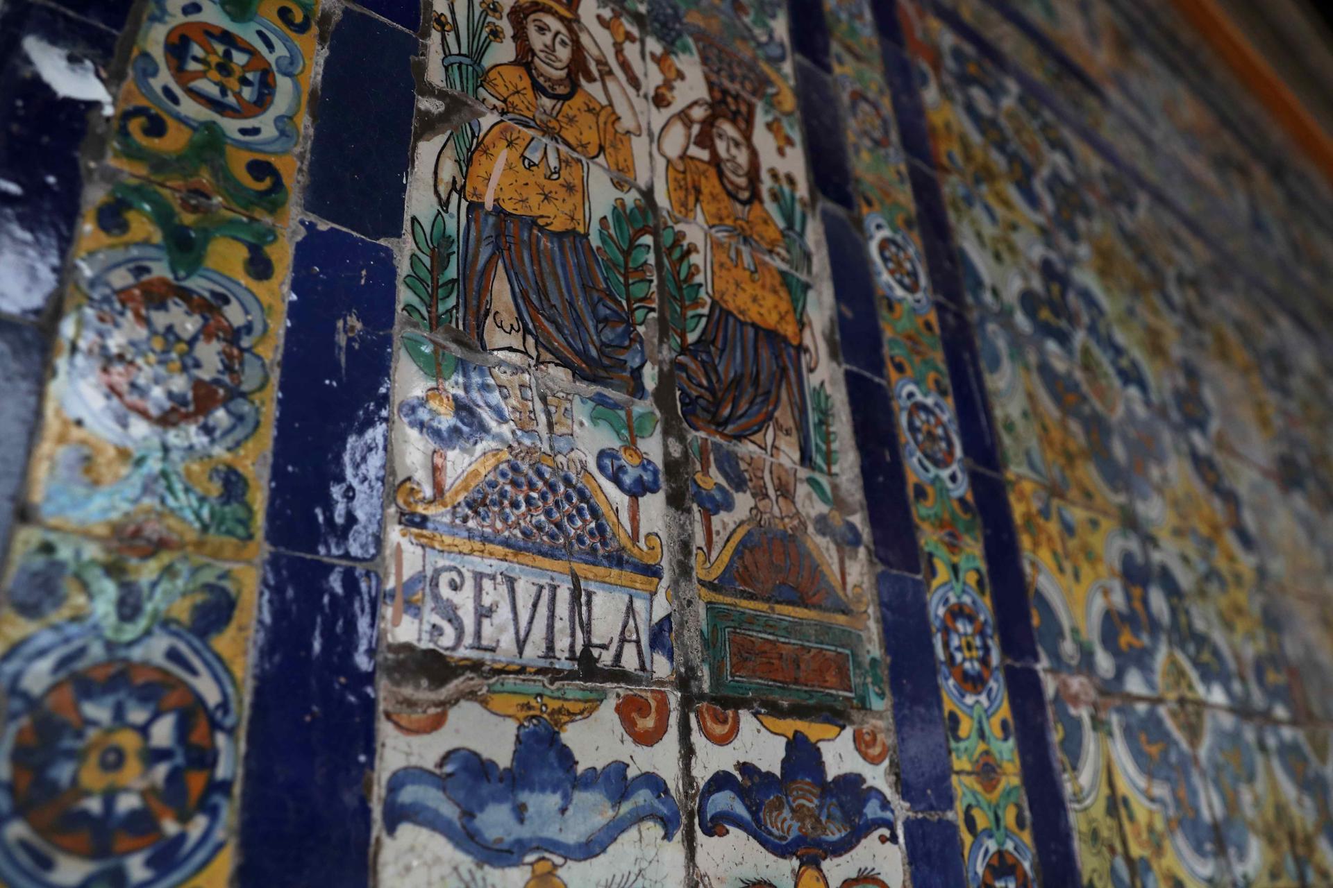 ACOMPAÑA CRÓNICA: PERÚ TURISMO AME8992. LIMA (PERÚ), 12/09/2025.- Fotografía de una pared con azulejos sevillanos en el convento de Santo Domingo este lunes, en Lima (Perú). El museo del convento de Santo Domingo, la primera orden religiosa que llegó al Perú en 1535 con la expedición del fundador Francisco Pizarro, se ha convertido en un nuevo atractivo turístico del centro histórico de Lima, después de la restauración de su fachada, torre y campanario, y que aún continúa con los azulejos sevillanos que adornan sus interiores. EFE/ Paolo Aguilar
