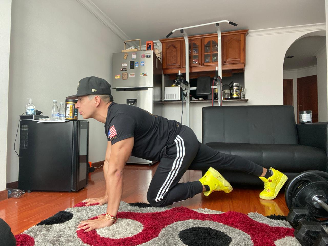 Ejercicio 2: Abdominal con levantamiento de piernas