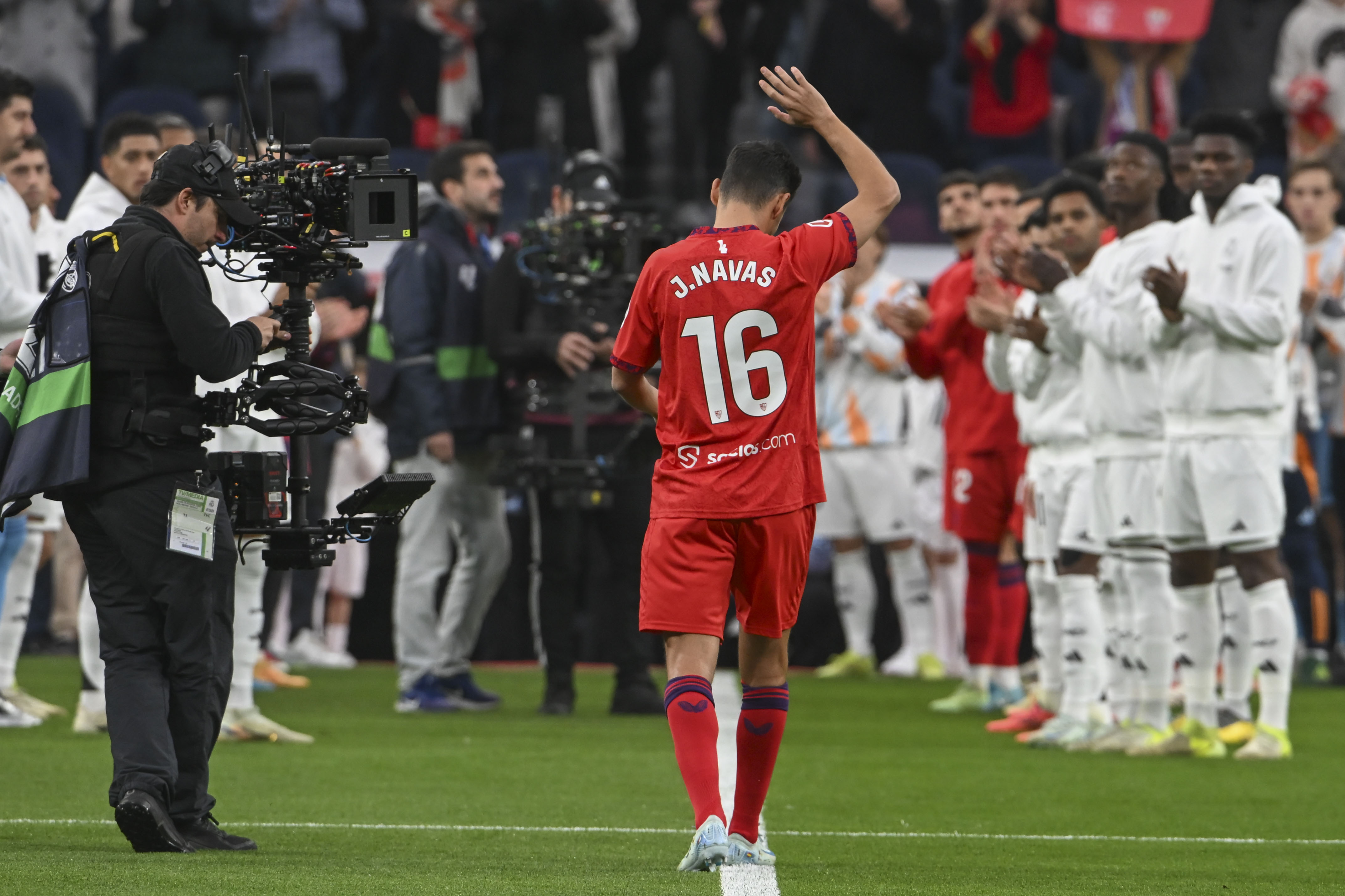 MADRID, 22/12/2024.- El defensa del Sevilla Jesús Navas recibe un homenaje en su último partido como futbolista profesional antes del encuentro de LaLiga entre el Real Madrid y el Sevilla, este domingo en el estadio Santiago Bernabéu. EFE/ Fernando Villar