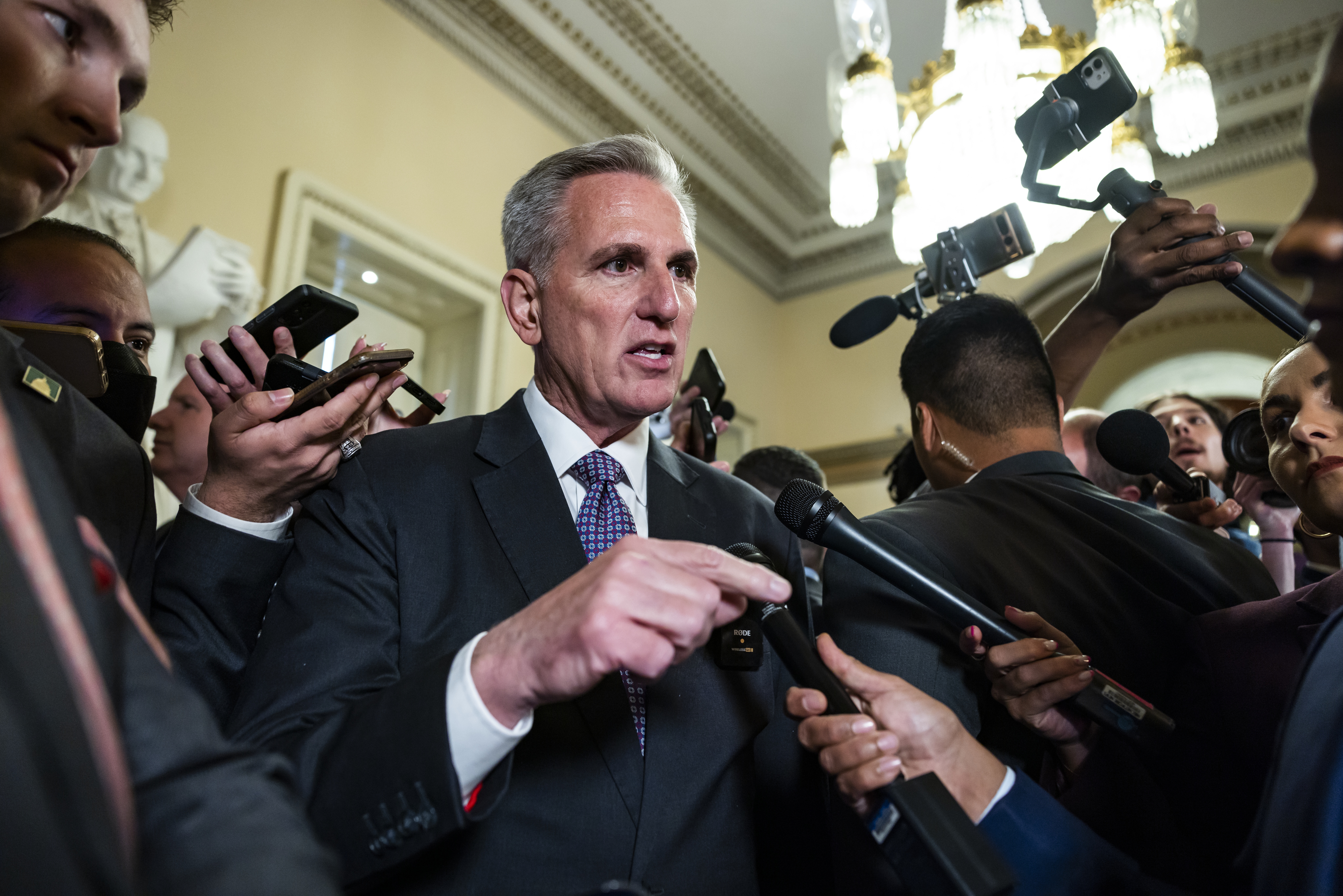 Washington (United States), 31/05/2023.- Republican Speaker of the House Kevin McCarthy speaks briefly to the media on the day the House plans to vote on the tentative agreement between the White House and Congress to raise the debt limit in the US Capitol in Washington, DC, USA, 31 May 2023. McCarthy believes he has the votes to pass The Fiscal Responsibility Act and send the bill to the Senate for final passage. (Estados Unidos) EFE/EPA/JIM LO SCALZO