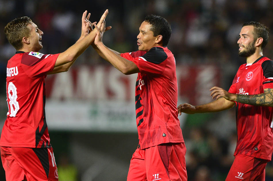Carlos Bacca anotó el gol del triunfo del Sevilla que le da el liderato en España