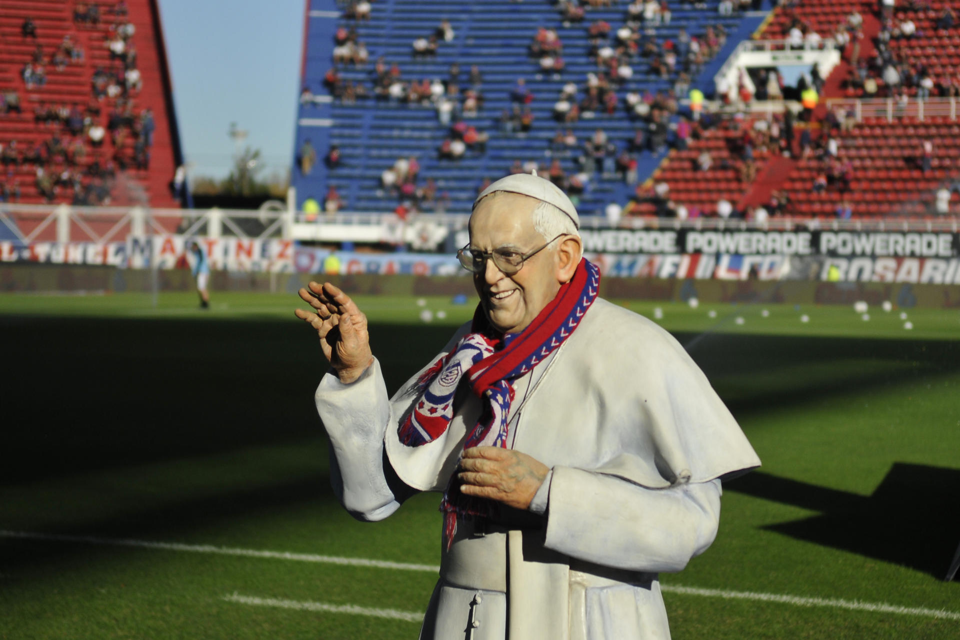 AME2742. BUENOS AIRES (ARGENTINA), 26/04/2025.- Fotografía de una escultura del papa Francisco durante el partido entre San Lorenzo y Rosario Central este sábado, en el estadio Nuevo Gasometro en Buenos Aires (Argentina). San Lorenzo de Almagro, que vive una profunda crisis institucional por una denuncia de corrupción contra su presidente, disputa su primer partido desde la muerte del papa Francisco, su aficionado más célebre y que será homenajeado en el 'Nuevo Gasómetro' por el club, los jugadores y su afición. EFE/ Stringer
