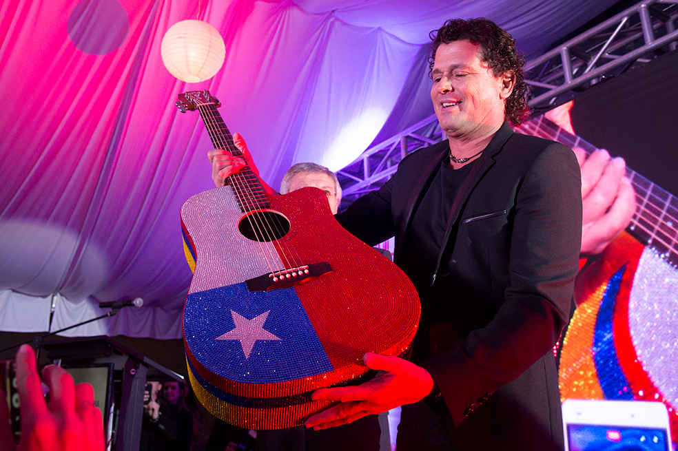 Guitarra de Carlos Vives fue subastada por $24.500.000