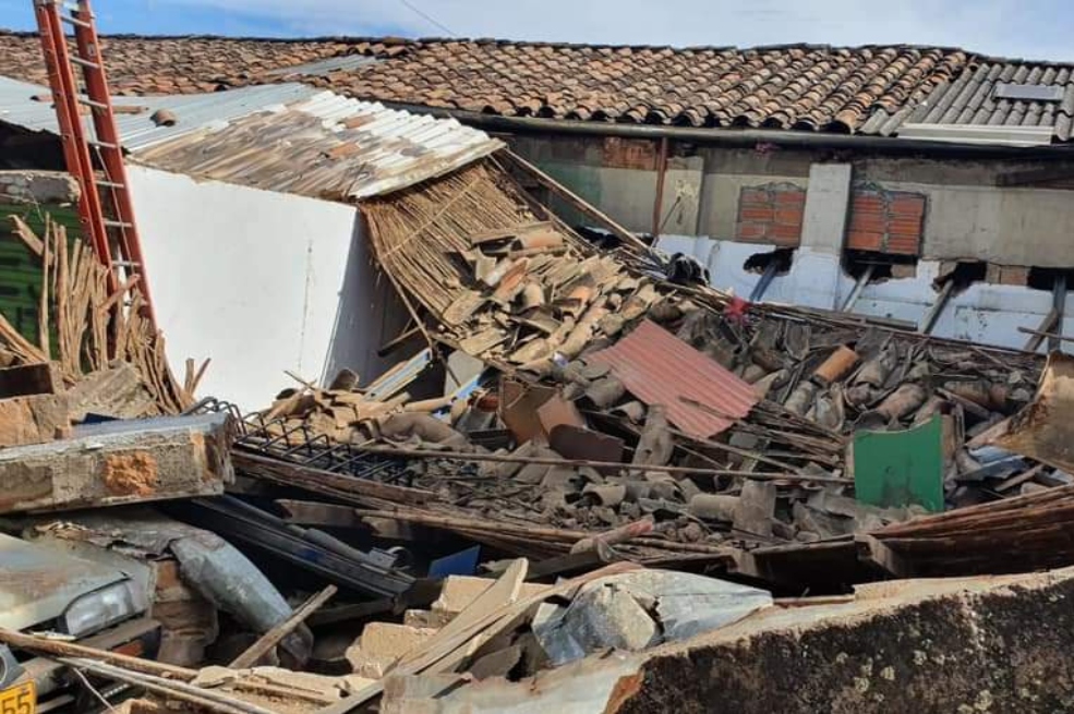 Caída de un muro en la plaza de mercado de Bello dejó un herido