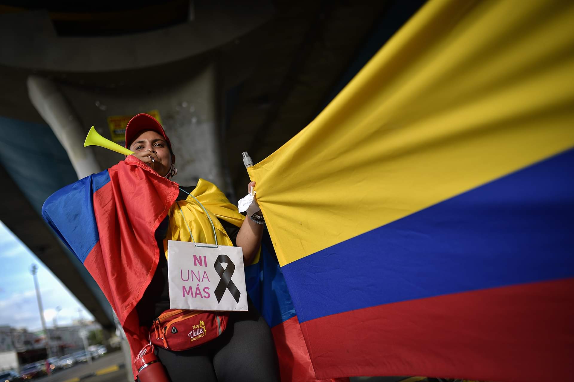 Cientos de mujeres en Cali marcharon desde la Universidad del Valle hasta el sector de Puerto Rellena, conocido en el marco del paro nacional como Puerto Resistencia.