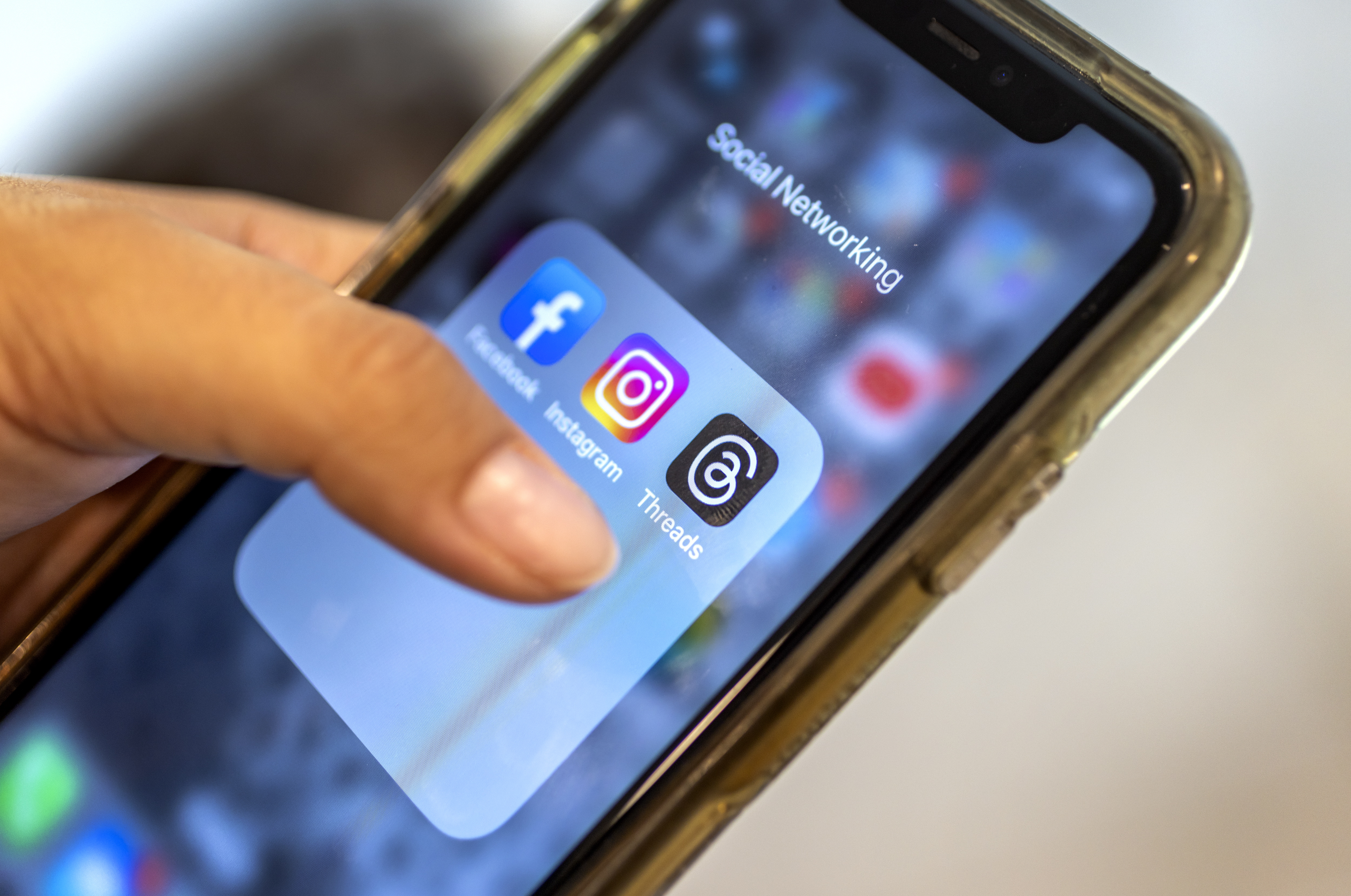 Meta entrenará su IA para evitar conversaciones sensibles con menores de edad