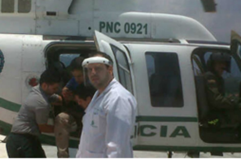 Tras accidente aéreo, policía rescata a dos personas