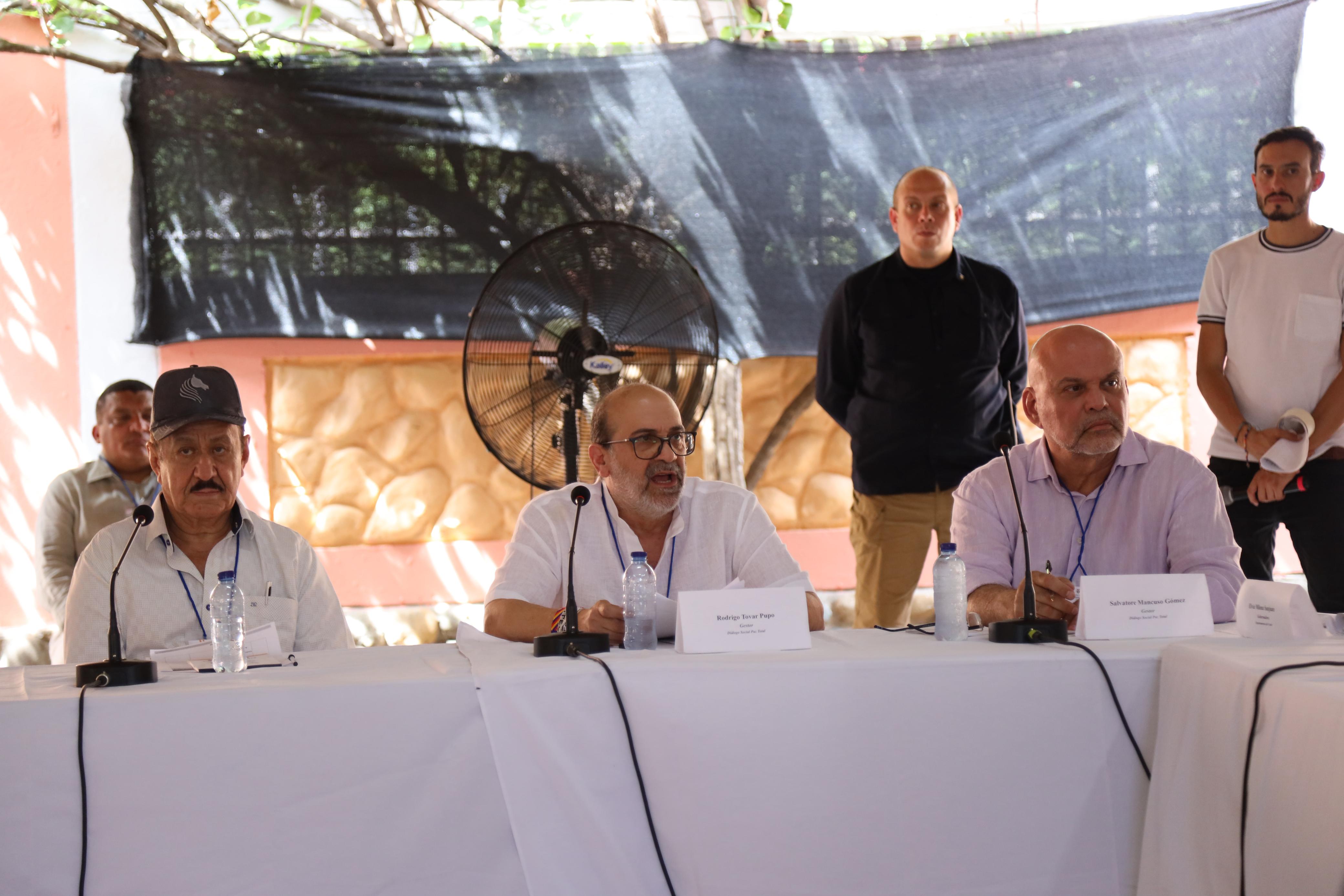 Cierre jurídico y granjas agrícolas: los temas que se trataron en reunión de Gobierno con exparas de AUC