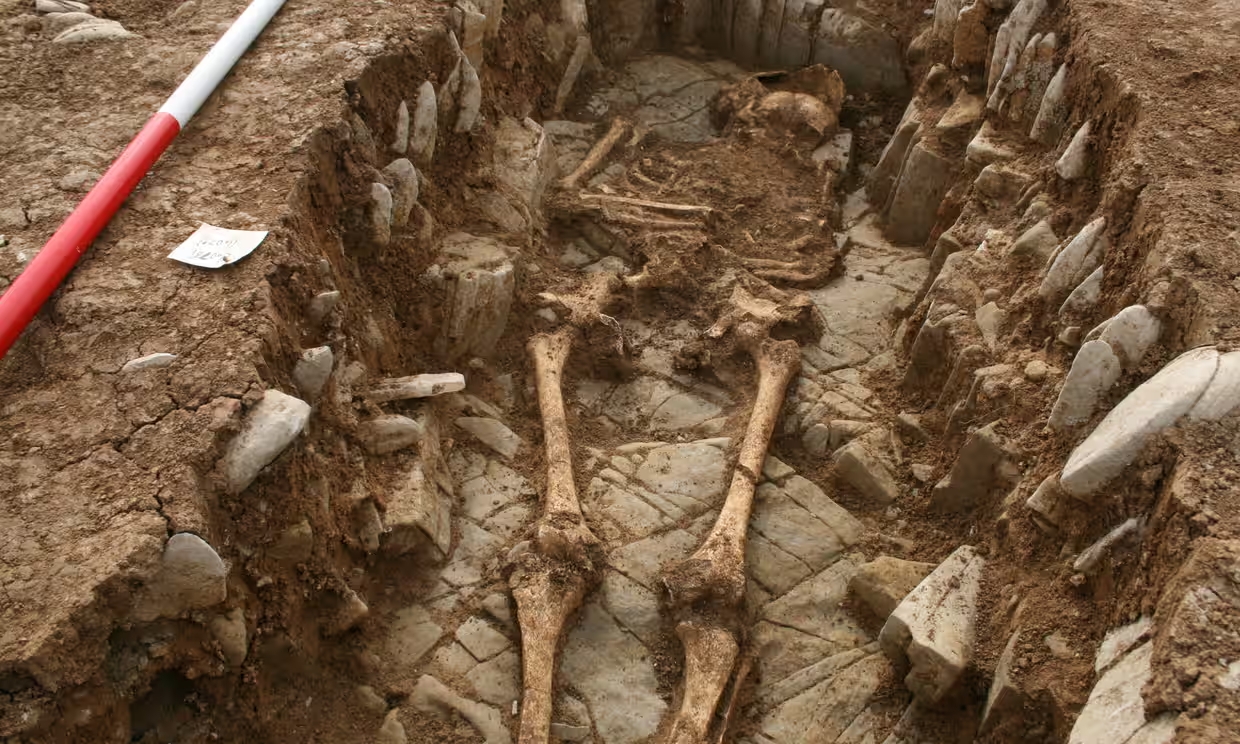 Encuentran un cementerio medieval con cuerpos de mujeres en una posición particular