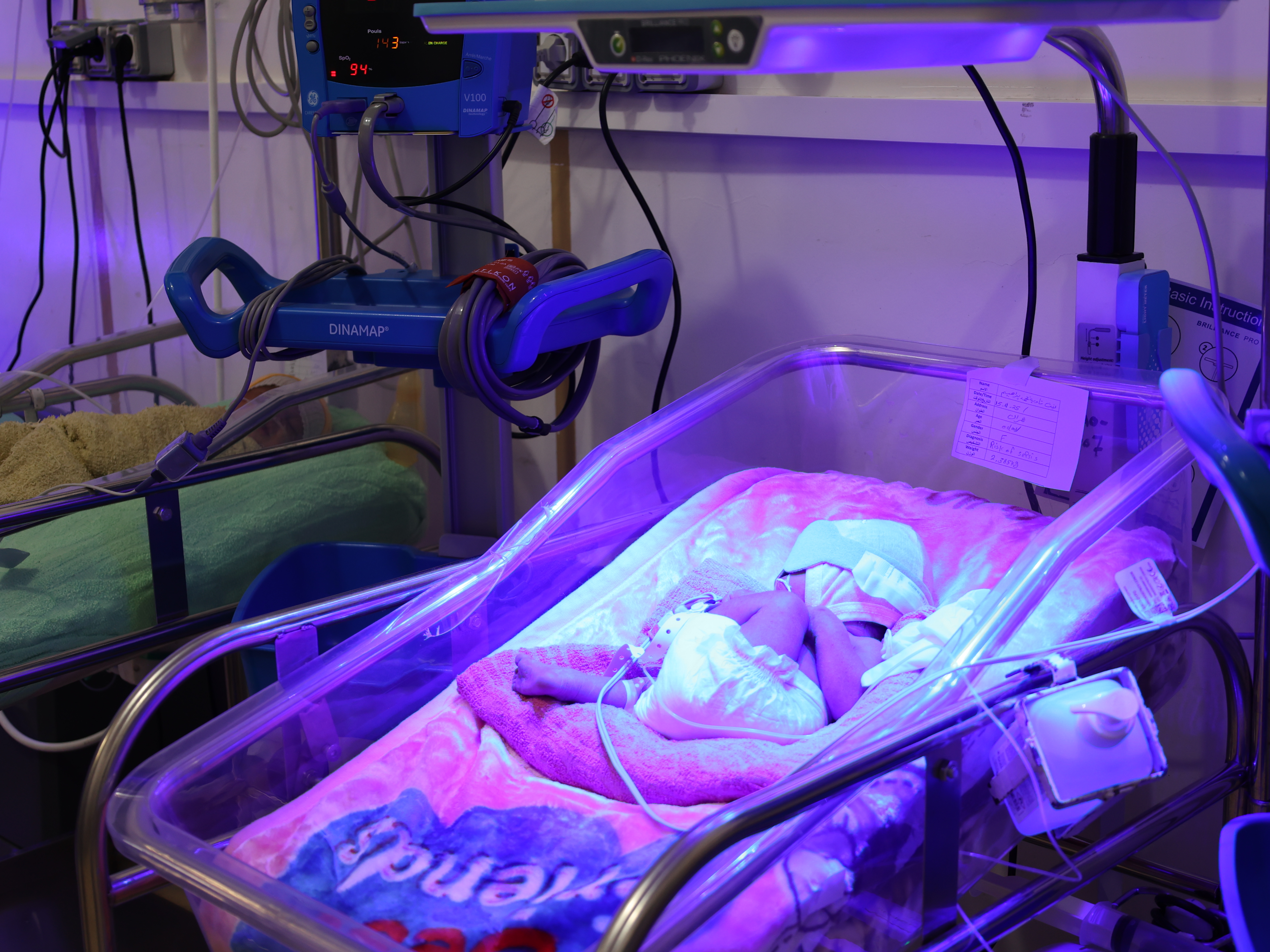 Un bebé recién nacido en la Unidad de Cuidados Intensivos Neonatales del hospital Al Salam en el norte de Yemen.