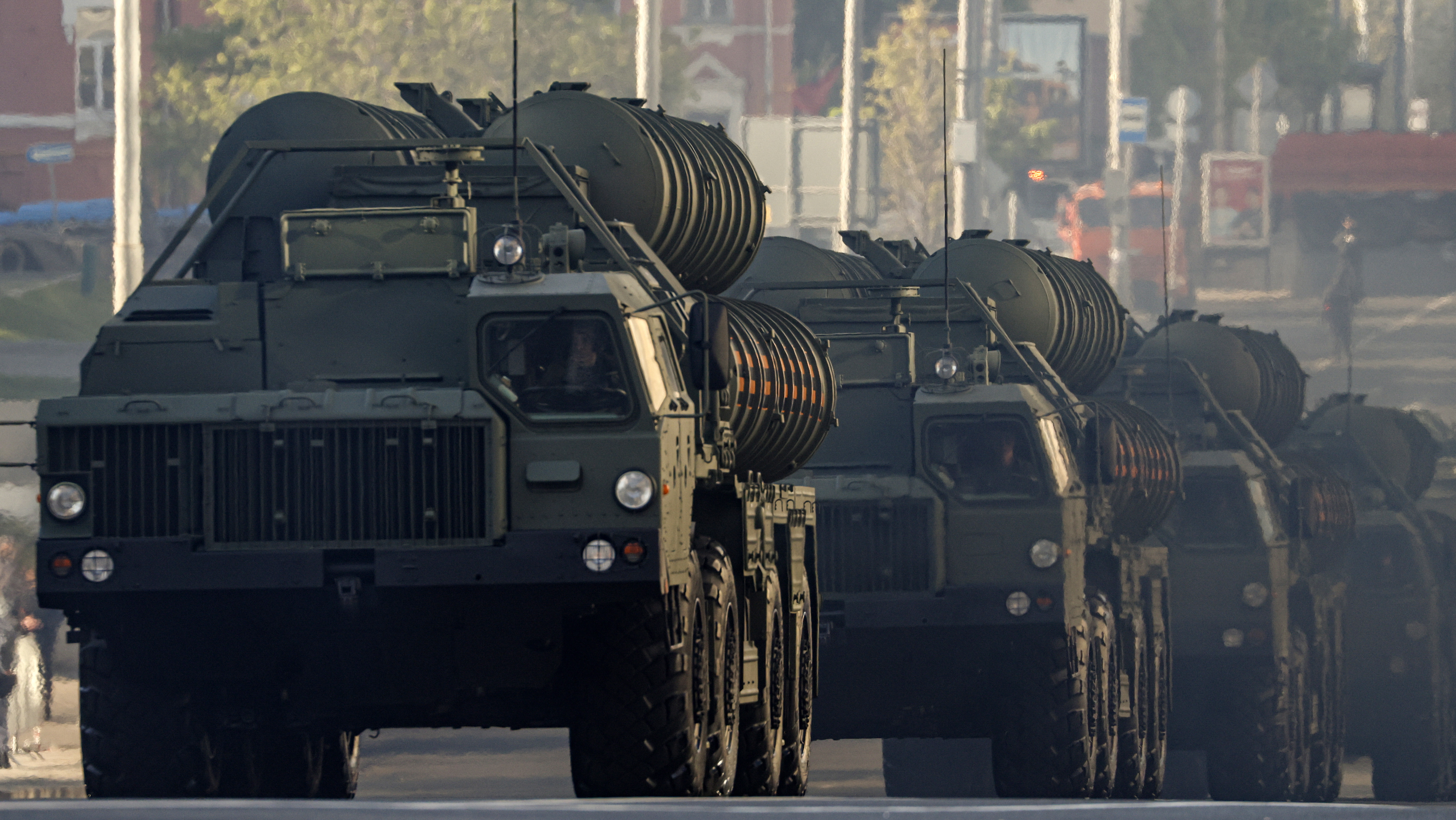 Moscow (Russian Federation), 09/05/2023.- Russian S-400 anti-aircraft missile systems drive in downtown of Moscow, Russia, 09 May 2023, before the military parade which will take place on the Red Square to commemorate the victory of the Soviet Union's Red Army over Nazi-Germany in WWII. (Alemania, Rusia, Moscú) EFE/EPA/SERGEI ILNITSKY
