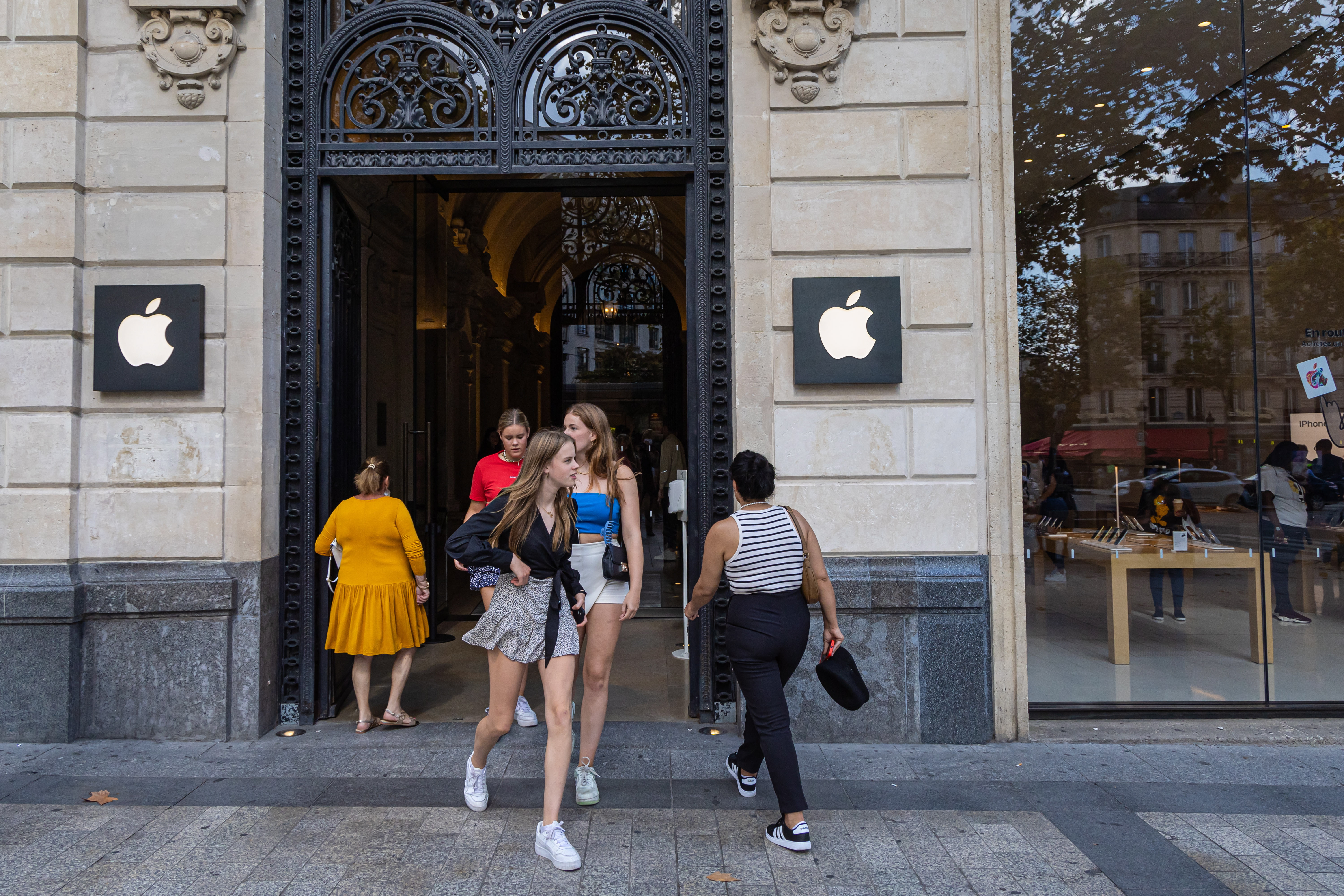 Paris (France), 14/09/2023.- Customers exit the Apple Store on the Champs Elysees Avenue in Paris, France, 14 September 2023. Sales of the iPhone 12 phone model have been halted in France until American technology giant Apple brings an update to the iPhone 12 model following measurements exceeding the authorized emission power threshold. (Francia) EFE/EPA/CHRISTOPHE PETIT TESSON