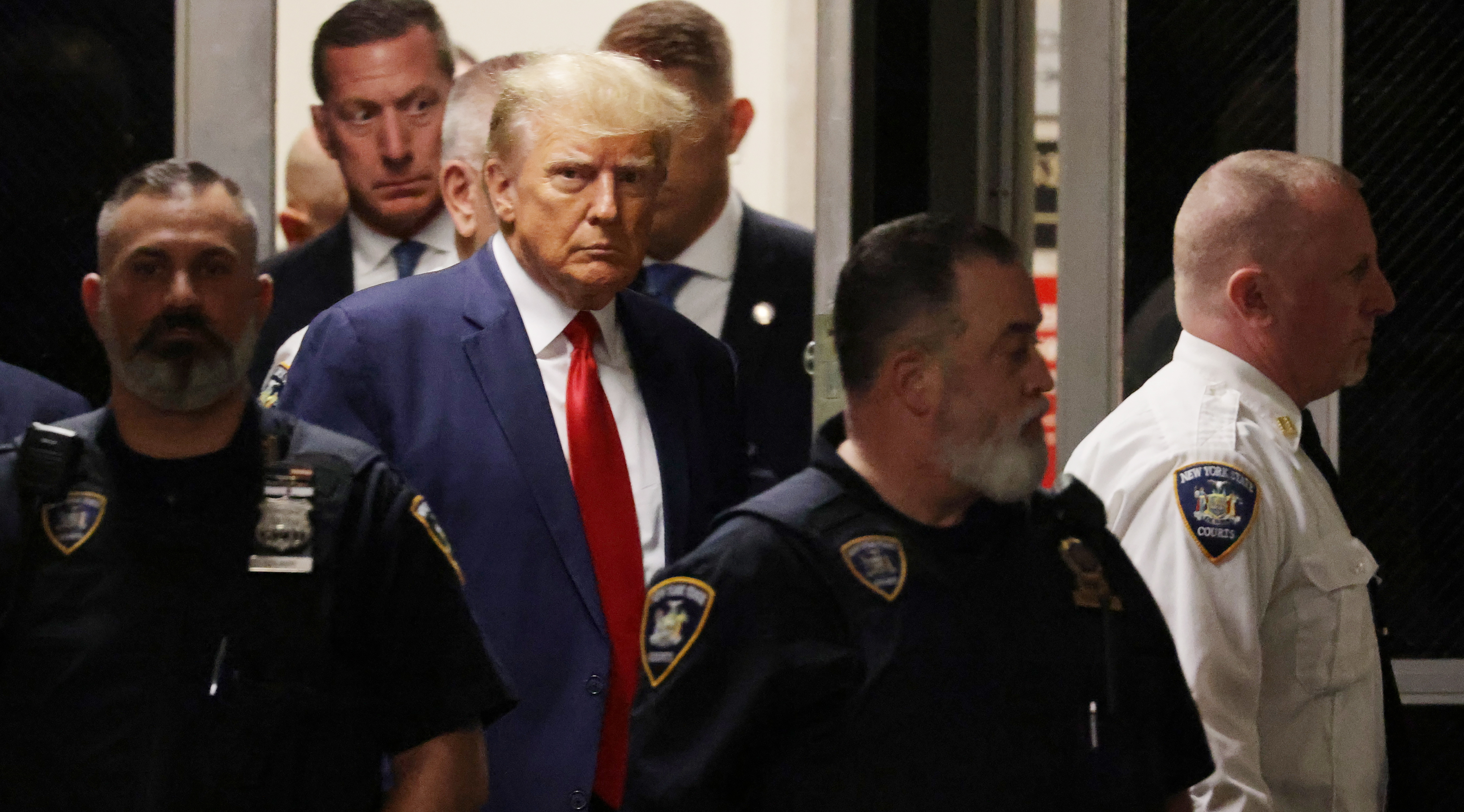 New York (United States), 04/04/2023.- Former US President Donald J. Trump walks towards the courtroom inside New York Criminal Court in New York, New York, USA, 04 April 2023. A Manhattan grand jury voted to indict former President Donald J. Trump last week and he will turn himself in at the courthouse and appear before a judge to hear the charges against him later today. (Estados Unidos, Nueva York) EFE/EPA/JUSTIN LANE