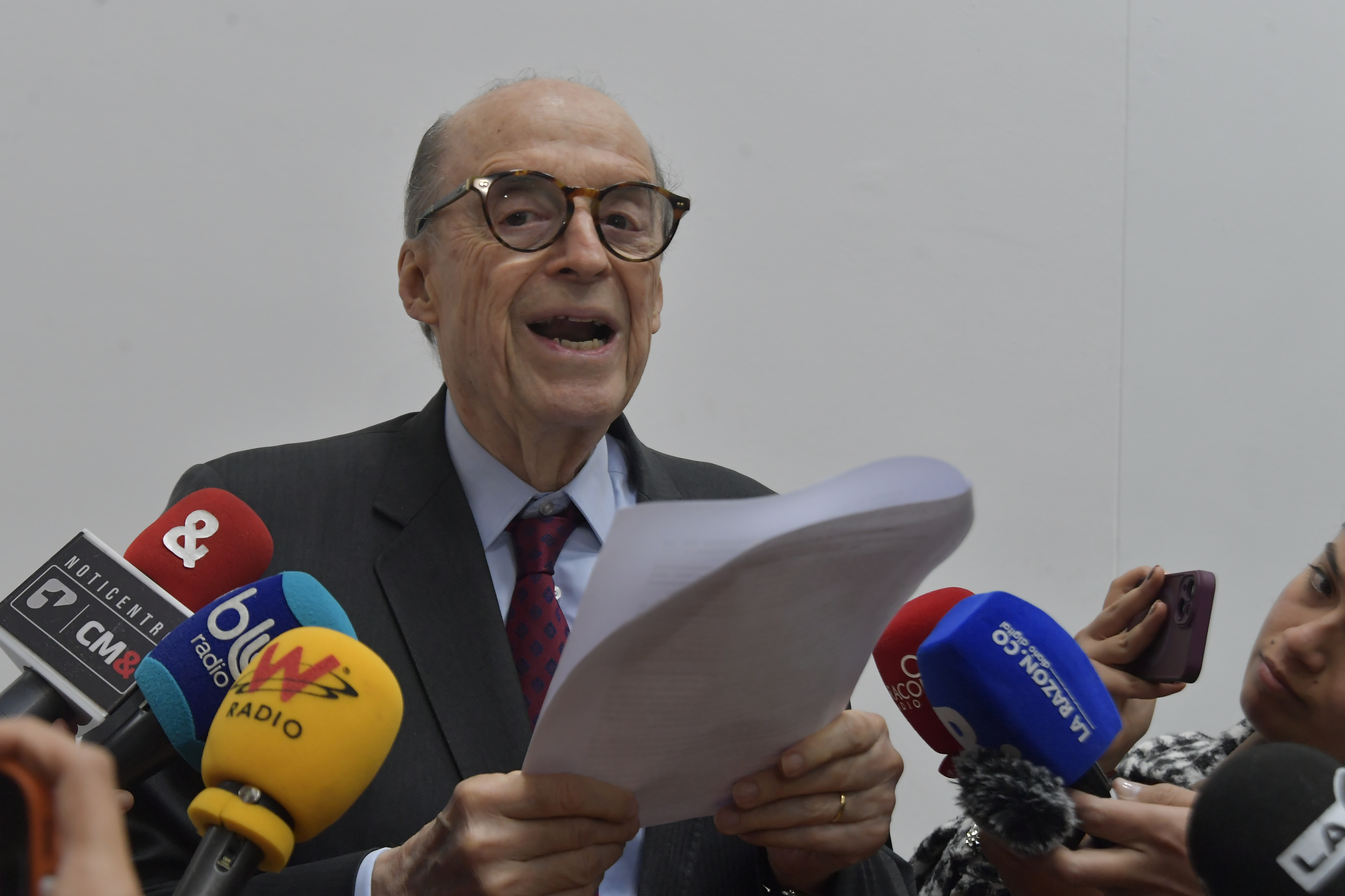 Excanciller Álvaro Leyva no aceptó cargos en imputación por escándalo de pasaportes
