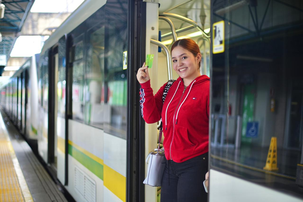 ¿Cómo pueden los estudiantes acceder al subsidio en el pasaje del Metro de Medellín?