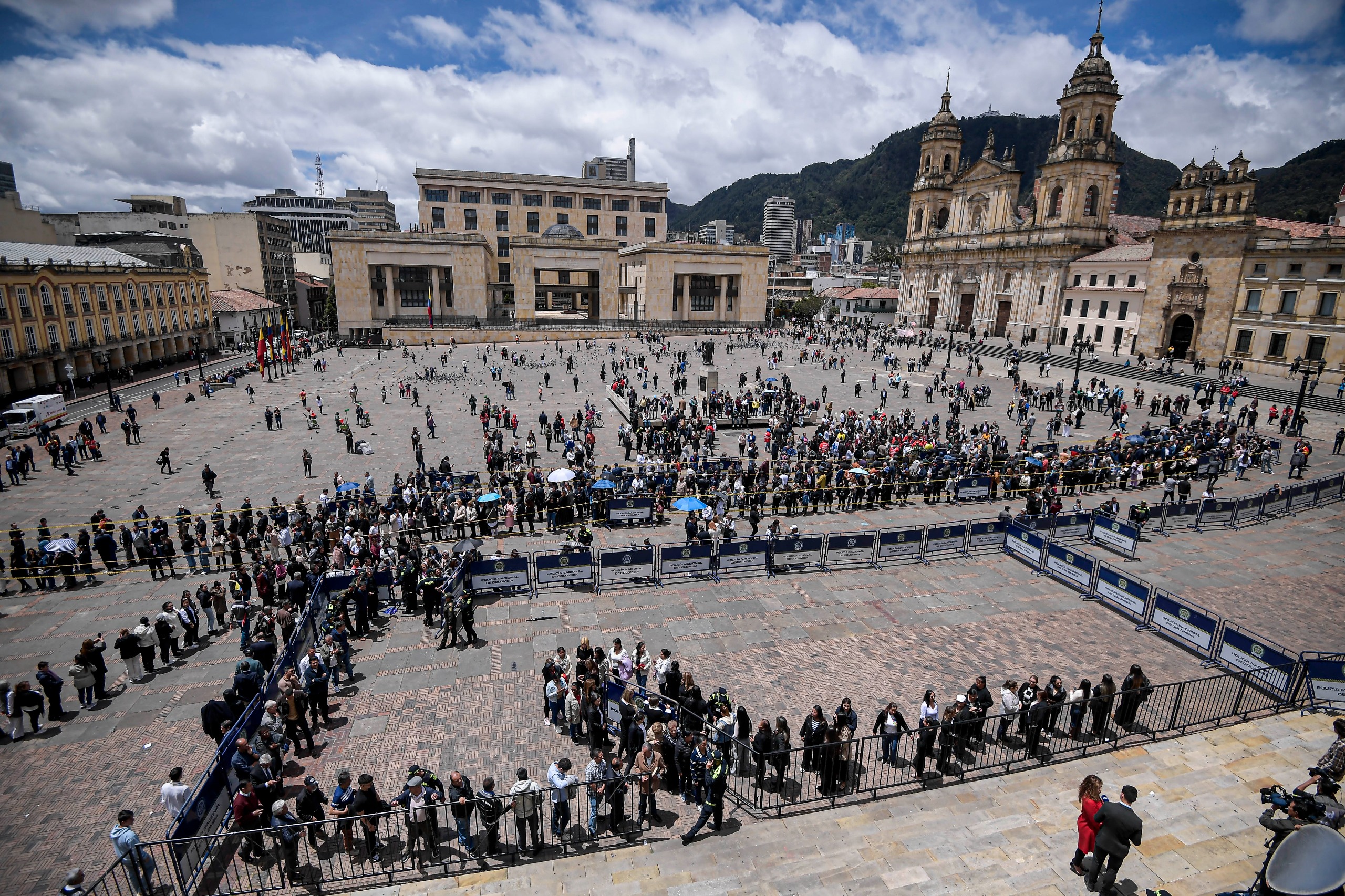 La Plaza de Bolívar presenció a la ciudadanía que llegó al centro a homenajear al fallecido Miguel Uribe Turbay.