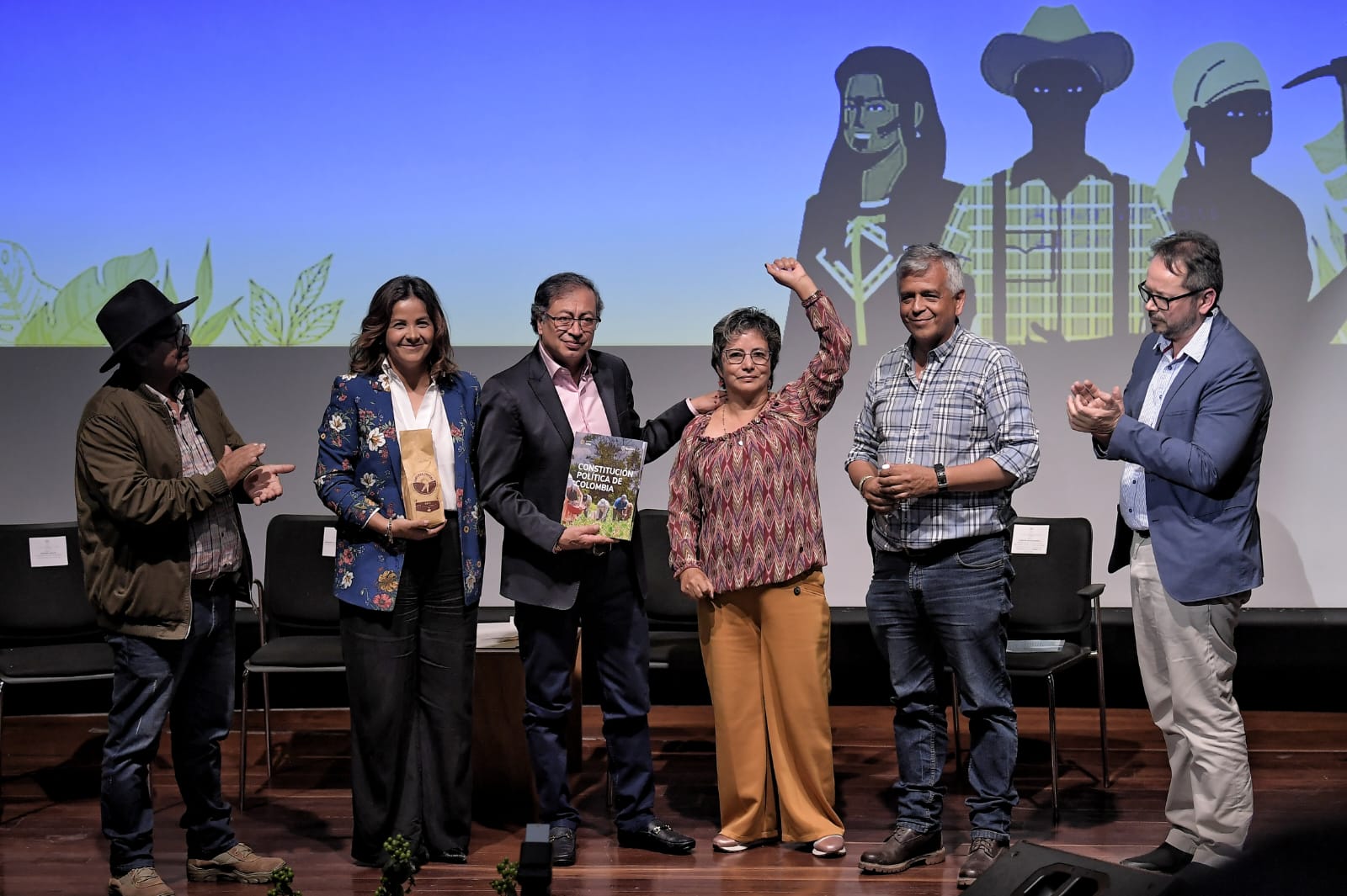 Petro le entregó a los campesinos la Constitución Política que reconoce sus derechos