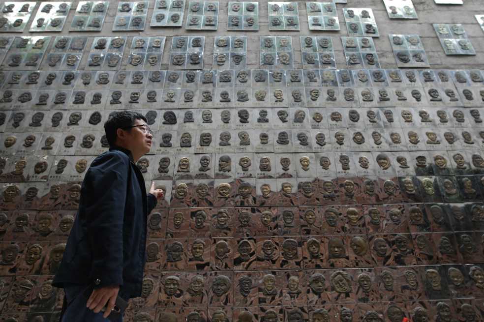 Los chinos rememoran entre ruinas el trauma del terremoto de hace 10 años