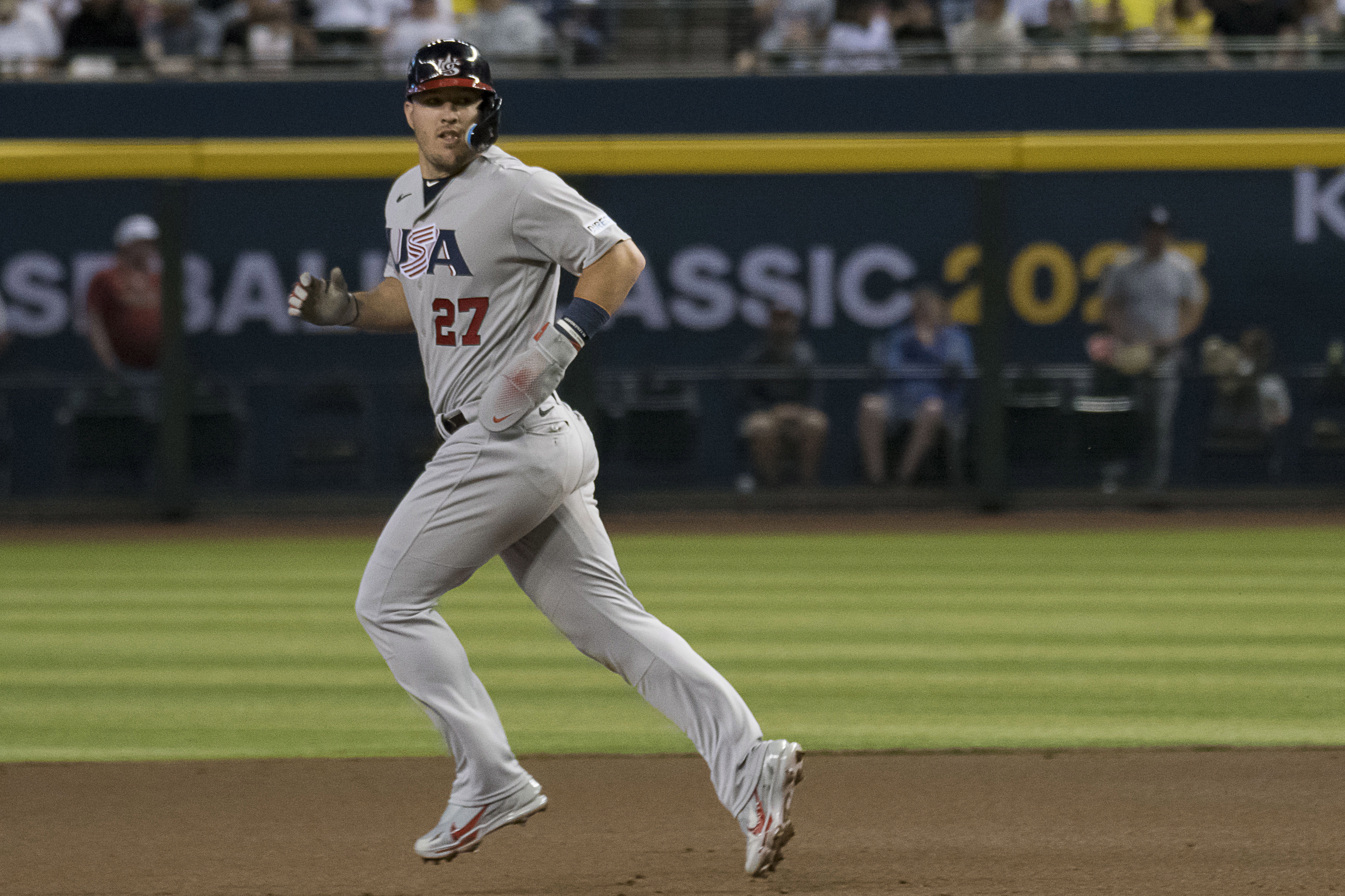 Phoenix (United States), 15/03/2023.- Mike Trout of the USA runs for second while checking the play against Colombia during the World Baseball Classic, Group C baseball game between the USA and Colombia at Chase Field in Phoenix, Arizona, USA, 15 March 2023. (Estados Unidos, Fénix) EFE/EPA/Rick D'Elia