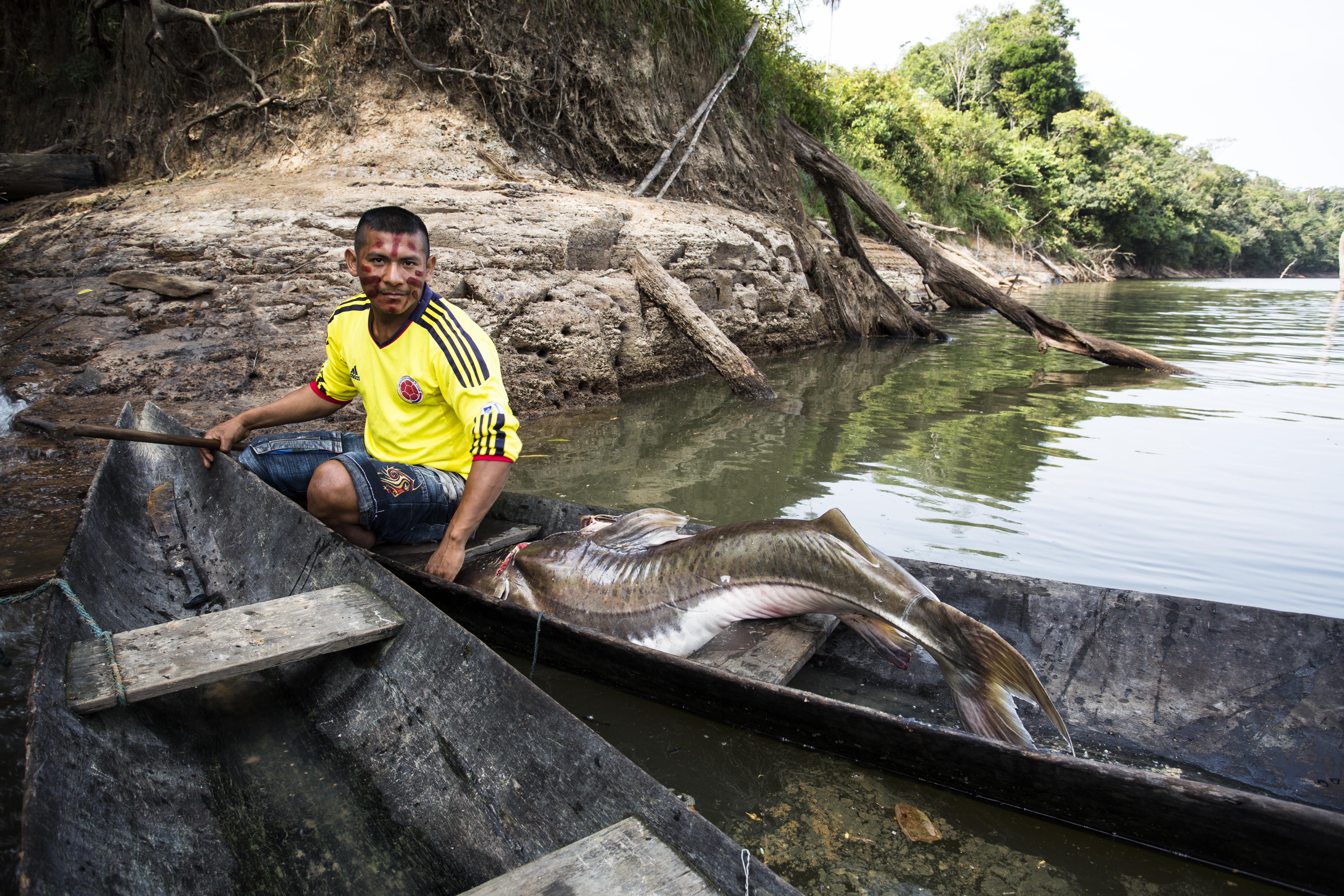 Indígena Macuna pescando sobre el río Apaporis para alimento diario de su familia.