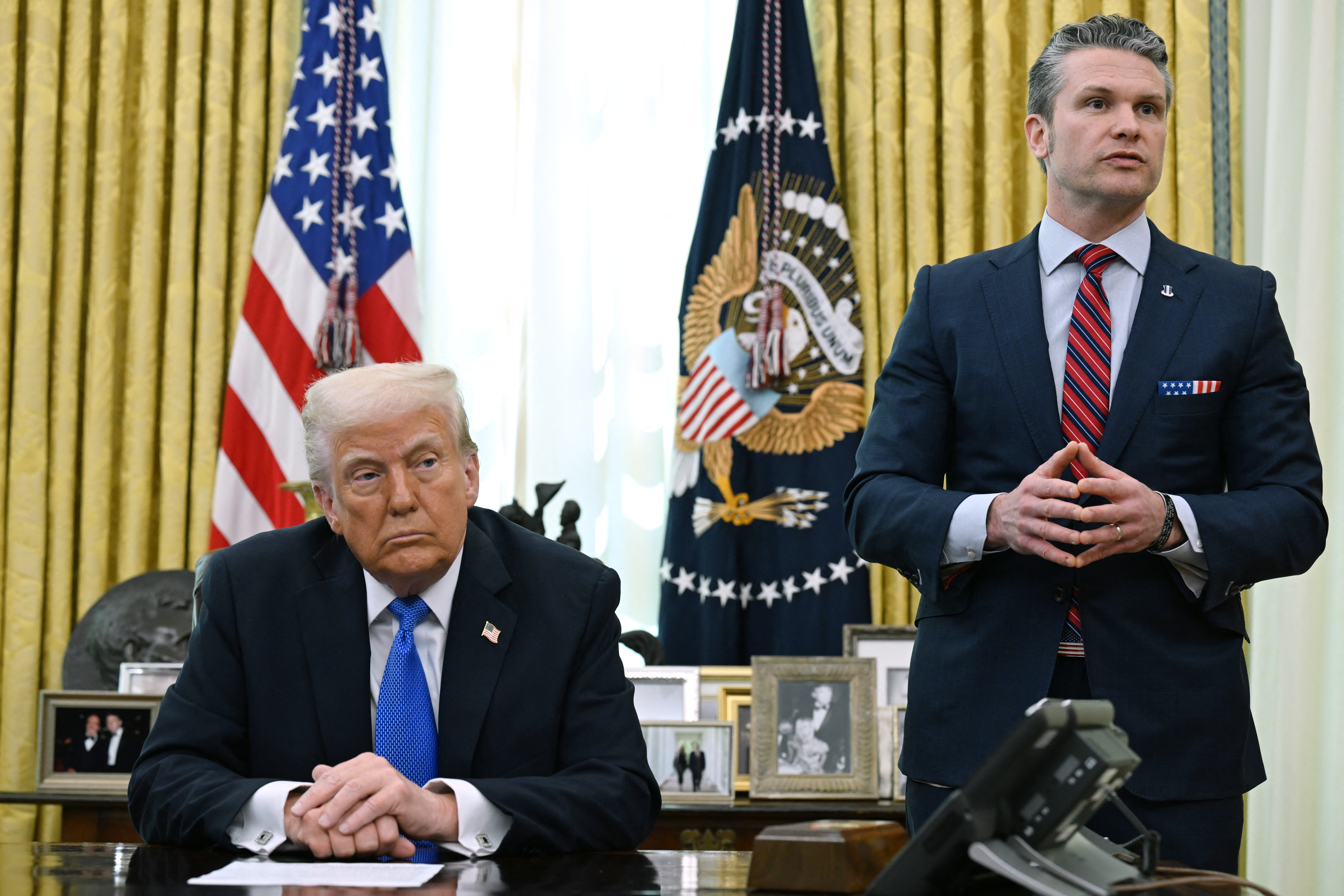 Trump respalda a Hegseth y menosprecia el envío de información militar por un chat
