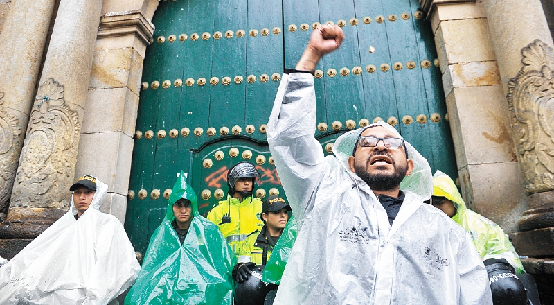 Paro de educadores se toma el templo más antiguo de Bogotá