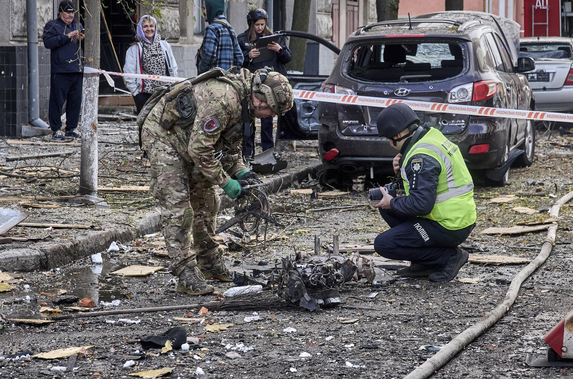 Kharkiv (Ukraine), 22/10/2025.- Ukrainian experts inspect debris of a drone at the site of a Russian strike on a kindergarten in Kharkiv, northeastern Ukraine, 22 October 2025, amid the Russian invasion. At least one person was killed and six others injured after Russian strikes hit a kindergarten in Kharkiv, according to the head of the Kharkiv Military Administration, Oleg Synegubov. The 48 children and teachers were safely evacuated to a shelter in the same building. Across Ukraine, the attacks killed at least seven people, including two children, with regions including Kyiv, Odesa, Chernihiv, Dnipropetrovsk, Kirovohrad, Poltava, Vinnytsia, Zaporizhia, Cherkasy, and Sumy affected, according to President Zelensky. (Rusia, Ucrania, Kiev) EFE/EPA/SERGEY KOZLOV
