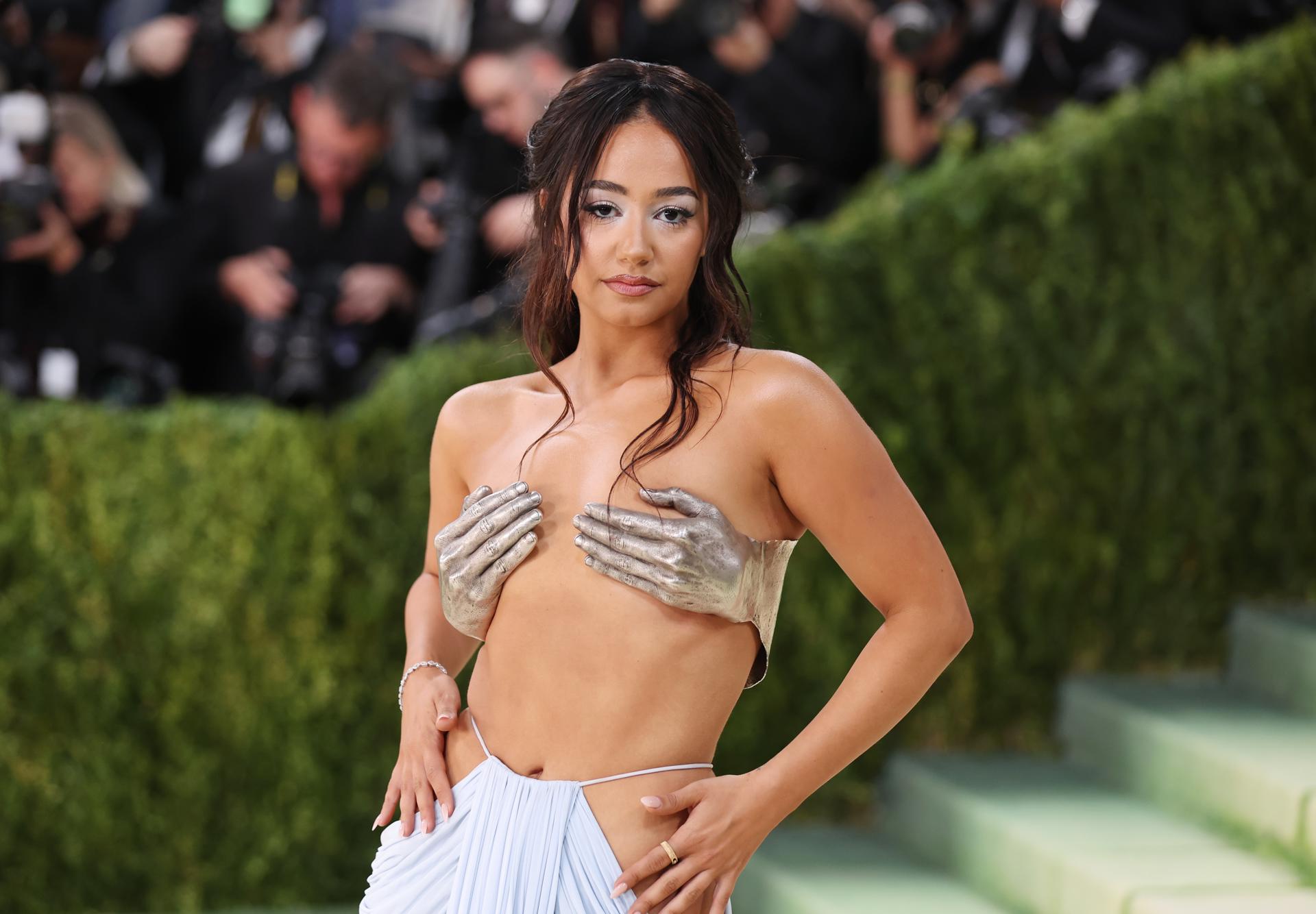 NEW YORK (United States), 05/05/2026.- French youtuber Lena Mahfouf poses on the red carpet for the 2026 Met Gala, the annual benefit for the Metropolitan Museum of Art's Costume Institute, in New York, New York, USA, 04 May 2026. The event coincides with the Met Costume Institute's spring 2026 exhibition ‘Costume Art’ which will be on view from 10 May 2026 through 10 January 2027. (Nueva York) EFE/EPA/SARAH YENESEL
