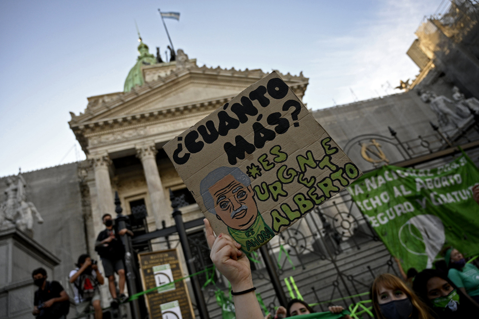 Miles de mujeres claman por legalizar el aborto frente al Congreso argentino