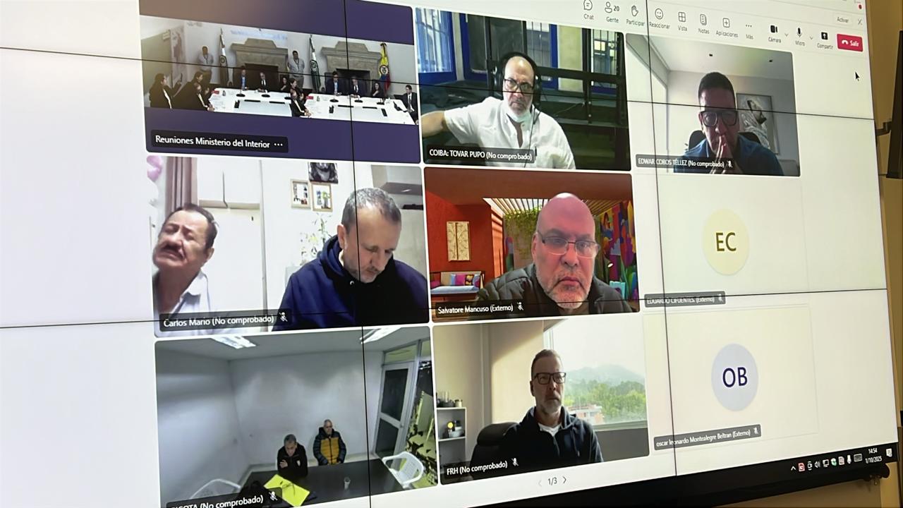 Parte de los participantes de la reunión donde se instaló la mesa técnica con los exparamilitares de las AUC.
