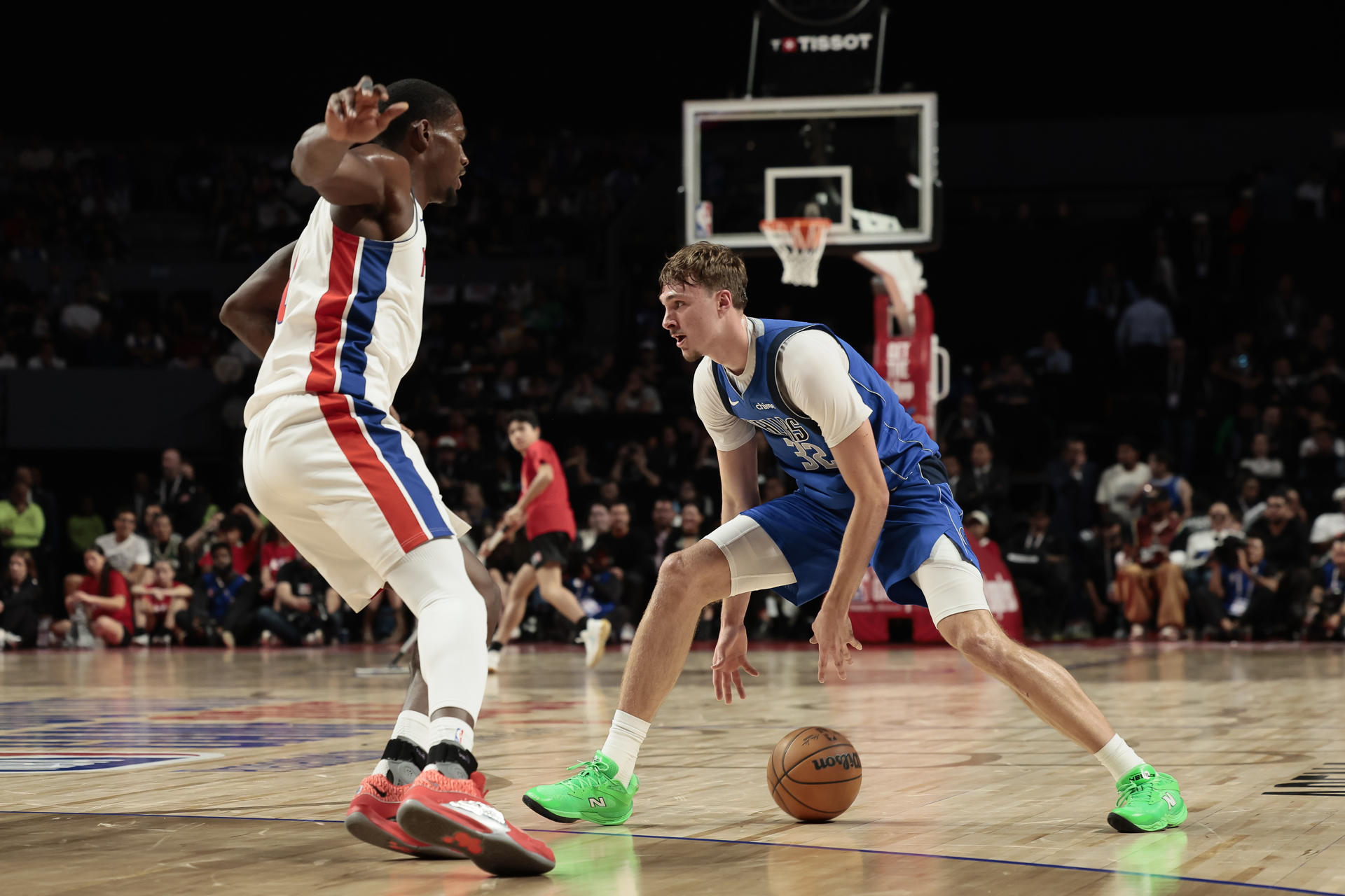 MEX00. CIUDAD DE MÉXICO (MÉXICO), 01/11/2025.- Cooper Flagg (d) de los Mavericks disputa el balón con Jalen Duren de los Pistons este sábado, en un partido de la NBA entre Dallas Mavericks y Detroit Pistons en la Arena Ciudad de México (México) EFE/José Méndez