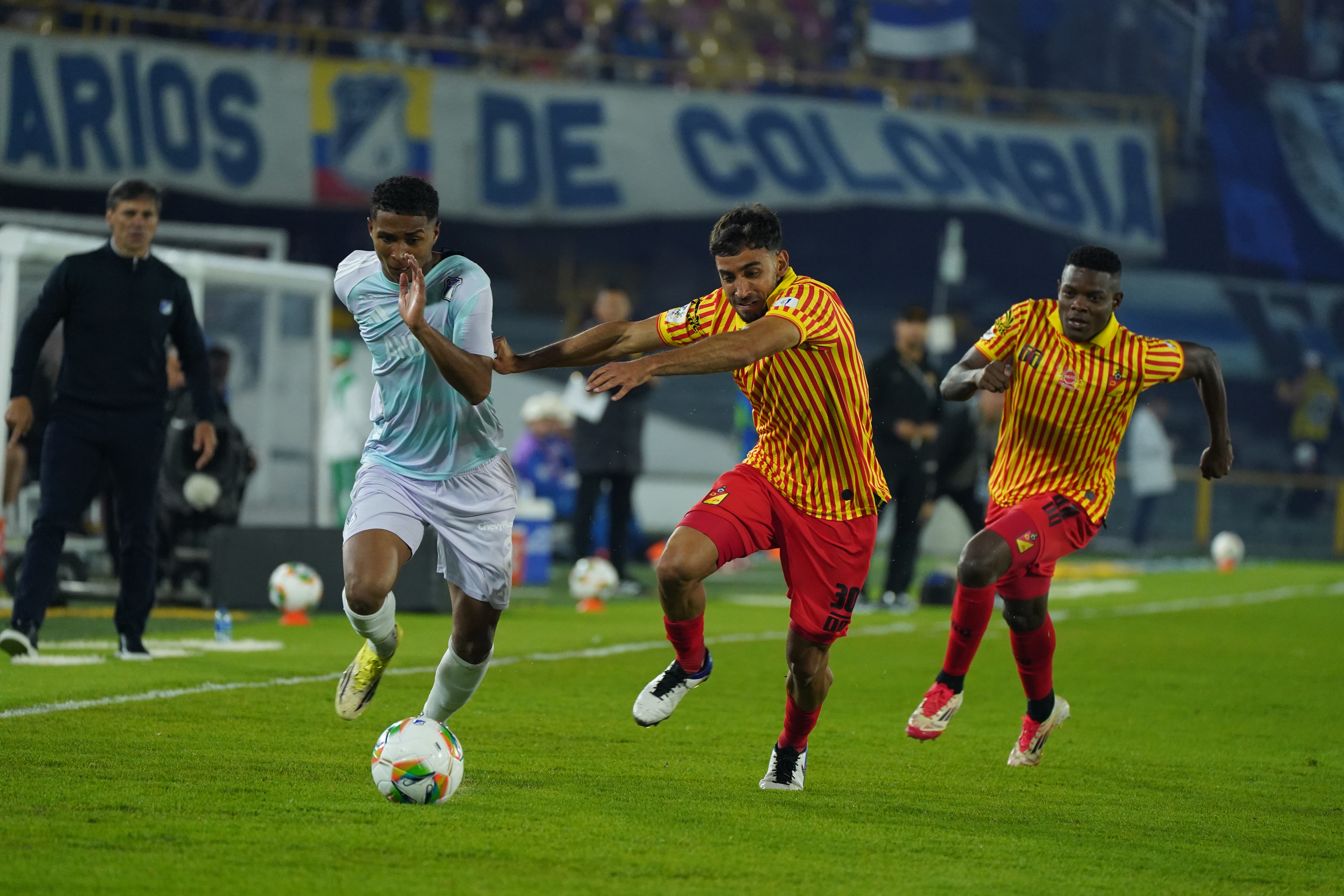 Carlos Sarabia ganando la banda derecha en el partido con Deportivo Pereira por la novena fecha de la Liga Betplay 2026-I.