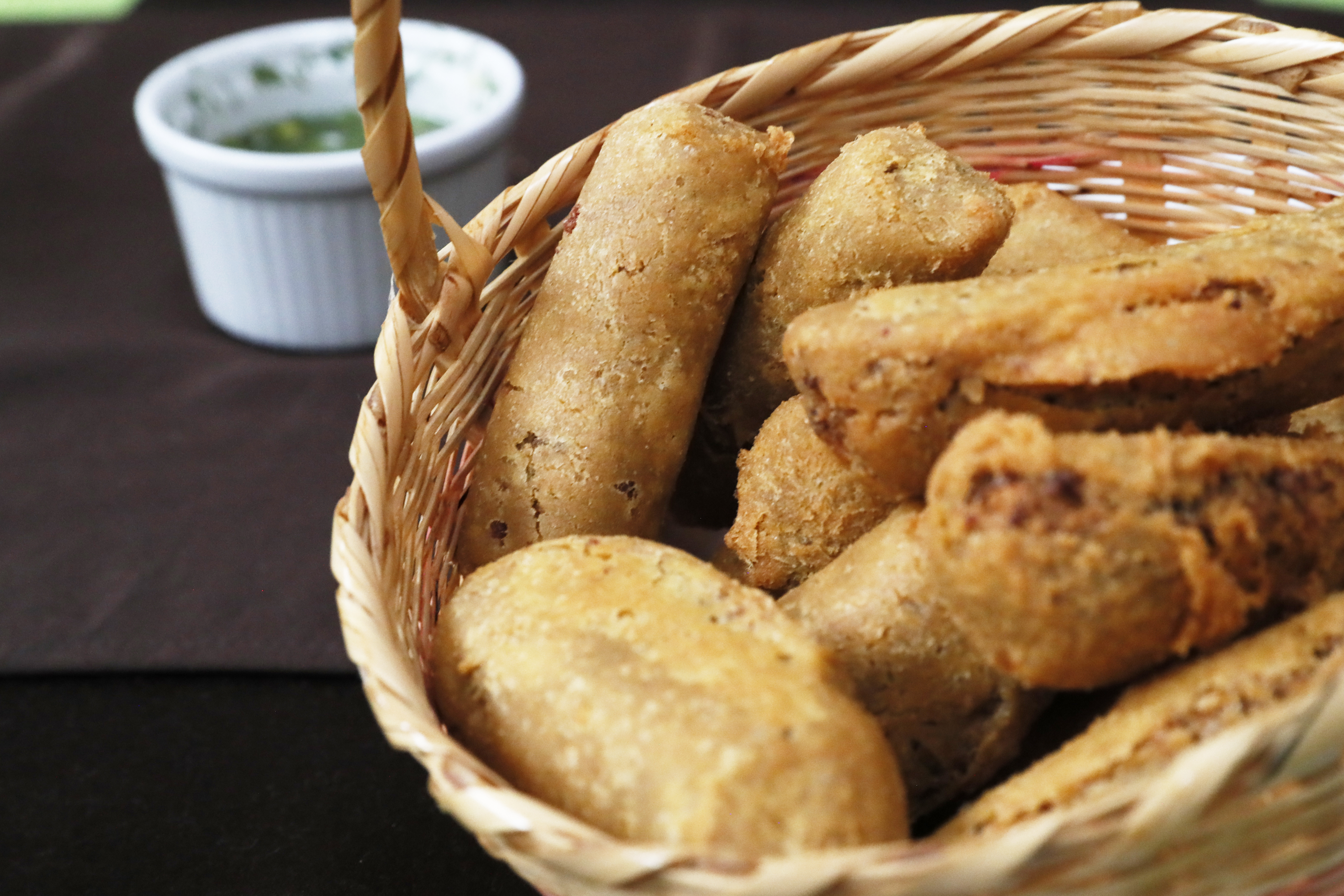 AME9049. BOGOTÁ (COLOMBIA), 23/11/2023.- Fotografía del 19 de noviembre de 2023 que muestra una canasta con empanadas típicas, preparadas en el restaurante Las Margaritas en Bogotá (Colombia). Con 121 años de historia, "Las Margaritas", uno de los restaurantes más antiguos de Colombia, busca un comprador que continúe el legado familiar y la receta tradicional que ha llevado a este pequeño establecimiento a servir las mejores empanadas de Bogotá. EFE/ Carlos Ortega
