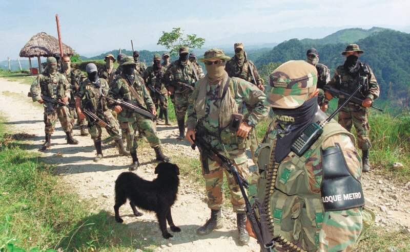 “Doble Cero” junto a Pipo, su mascota, y lo que le quedó del bloque Metro. En 2003 huyó hacia San Roque, Antioquia, y lo asesinaron en Santa Marta en junio de 2004. / Foto: Jesús Abad Colorado para revista Cromos