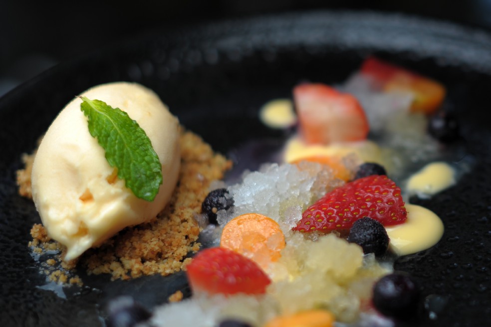 Receta para preparar una granita fresca de hierbabuena, frutas y miel