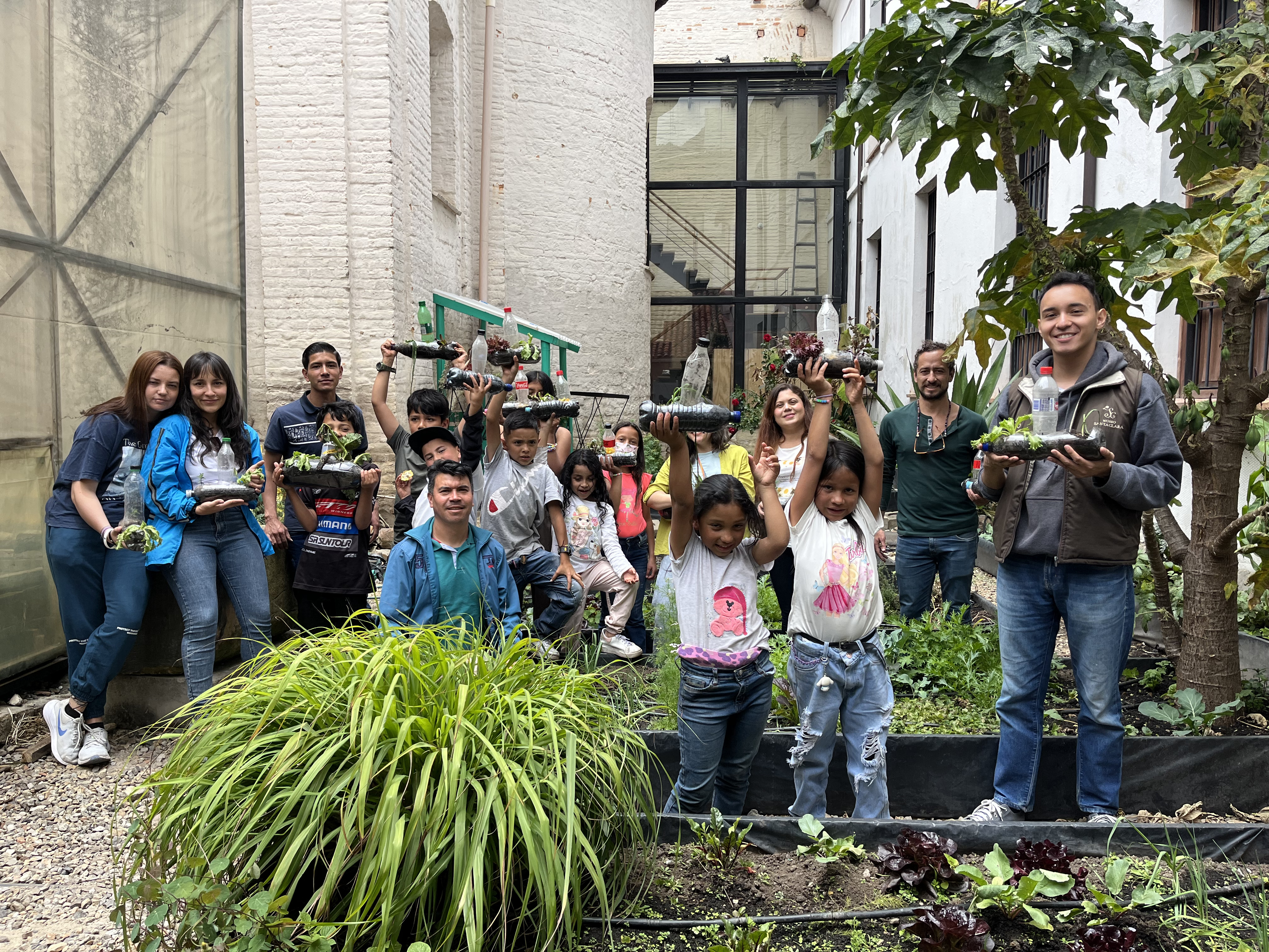 demás de sus exposiciones permanentes, el museo organiza actividades educativas, temporales y eventos que buscan conectar al público con el legado colonial y fomentar el diálogo sobre su impacto en la sociedad contemporánea.