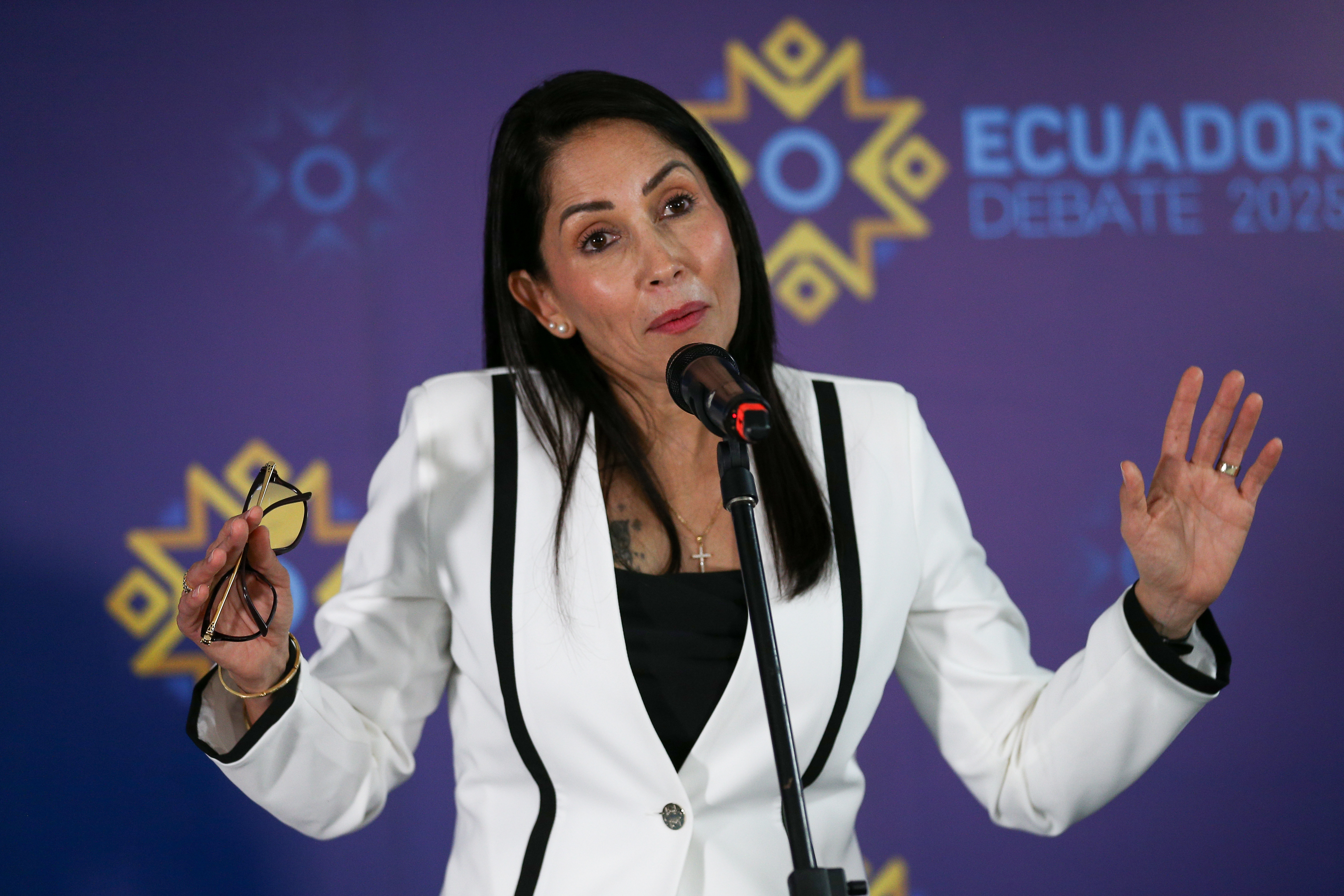 González dice que reconocería a Maduro y deportaría venezolanos si gana en Ecuador