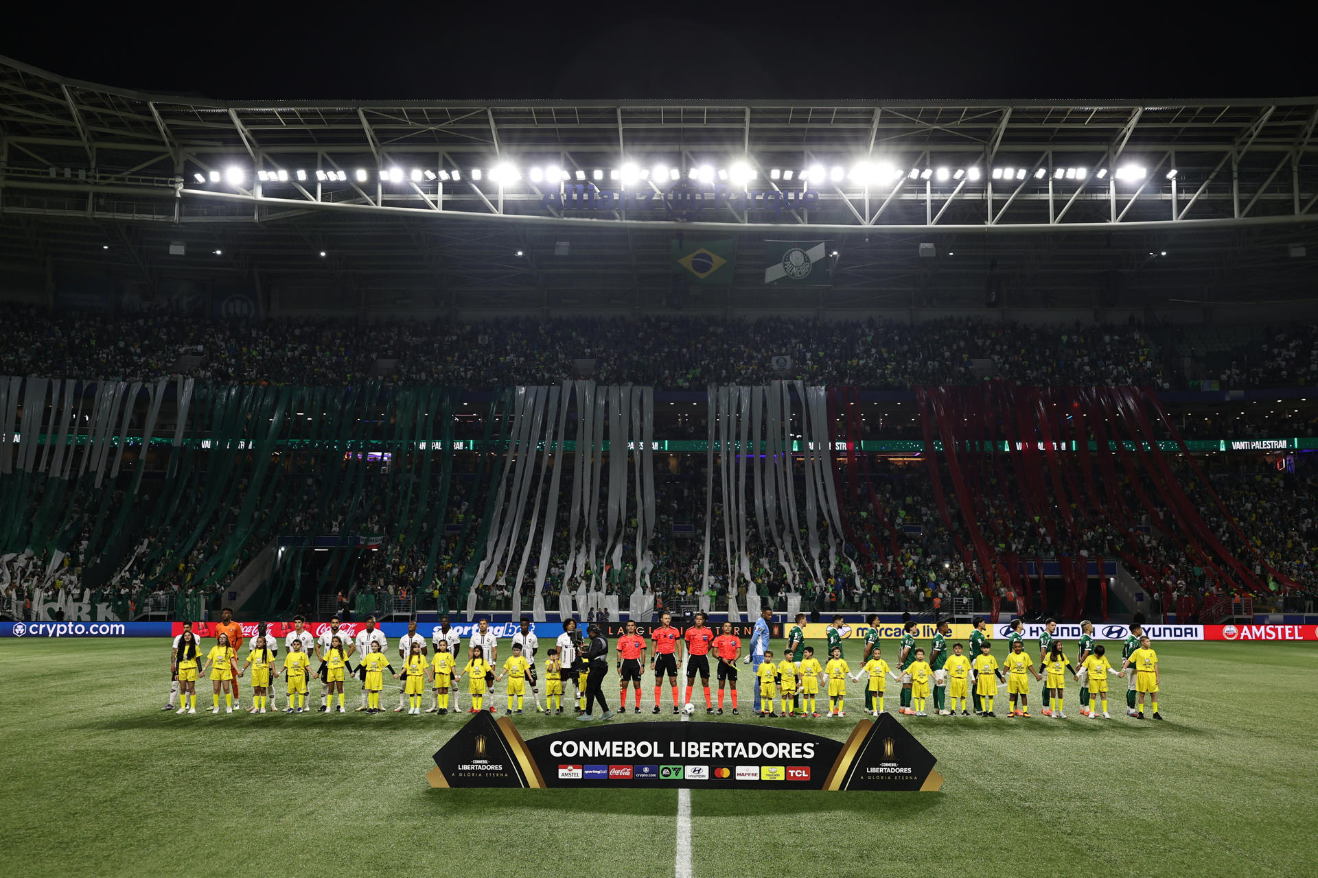 AMDEP8491. SAO PAULO (BRASIL), 30/10/2025.- Jugadores de Palmeiras y LDU Quito forman este jueves, previo al partido de vuelta por la semifinal de la Copa Libertadores entre Palmeiras y LDU Quito en el estadio Allianz Parque, en Sao Paulo (Brasil). EFE/ Isaac Fontana