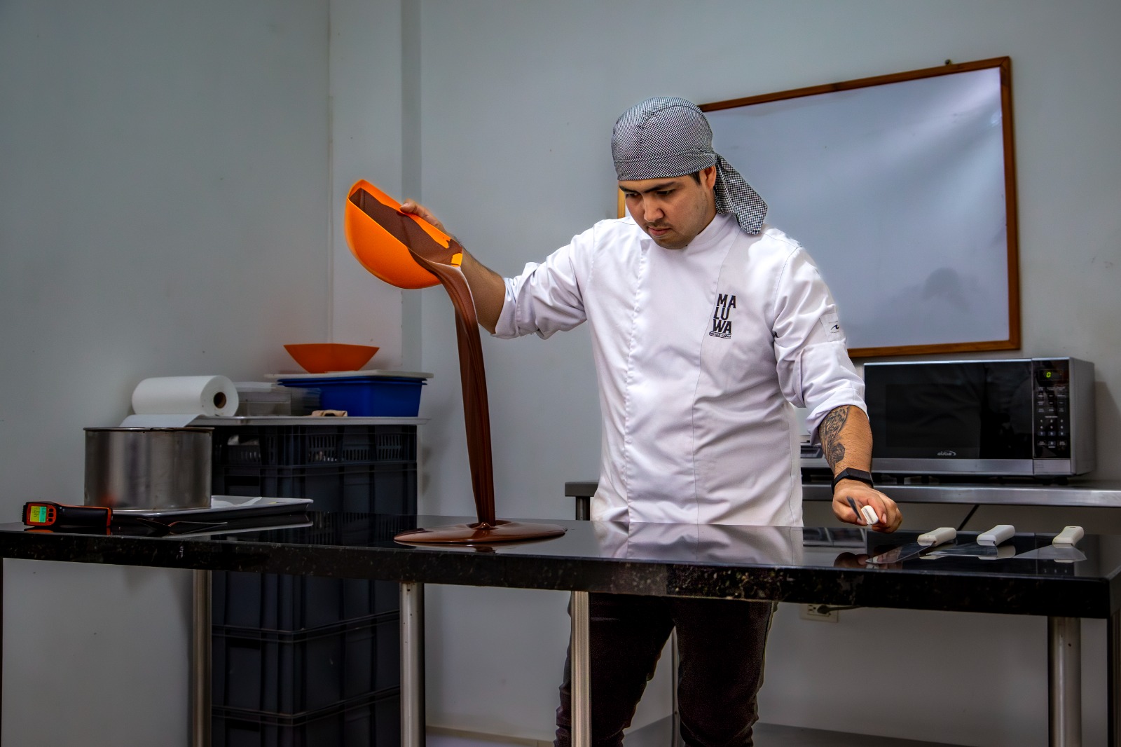 Marlon es tecnólogo en transformación de cacao de productos de chocolatería industrial de la Escuela Latinoamericana de Chocolatería, que está ubicada en Piedecuesta, Santander.