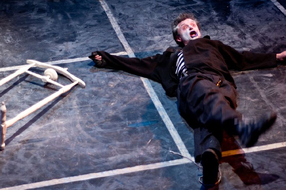 Escena de la obra “Si el río hablara”, del Teatro La Candelaria, con la escenografía creada por Mónica Bastos. / Cortesía