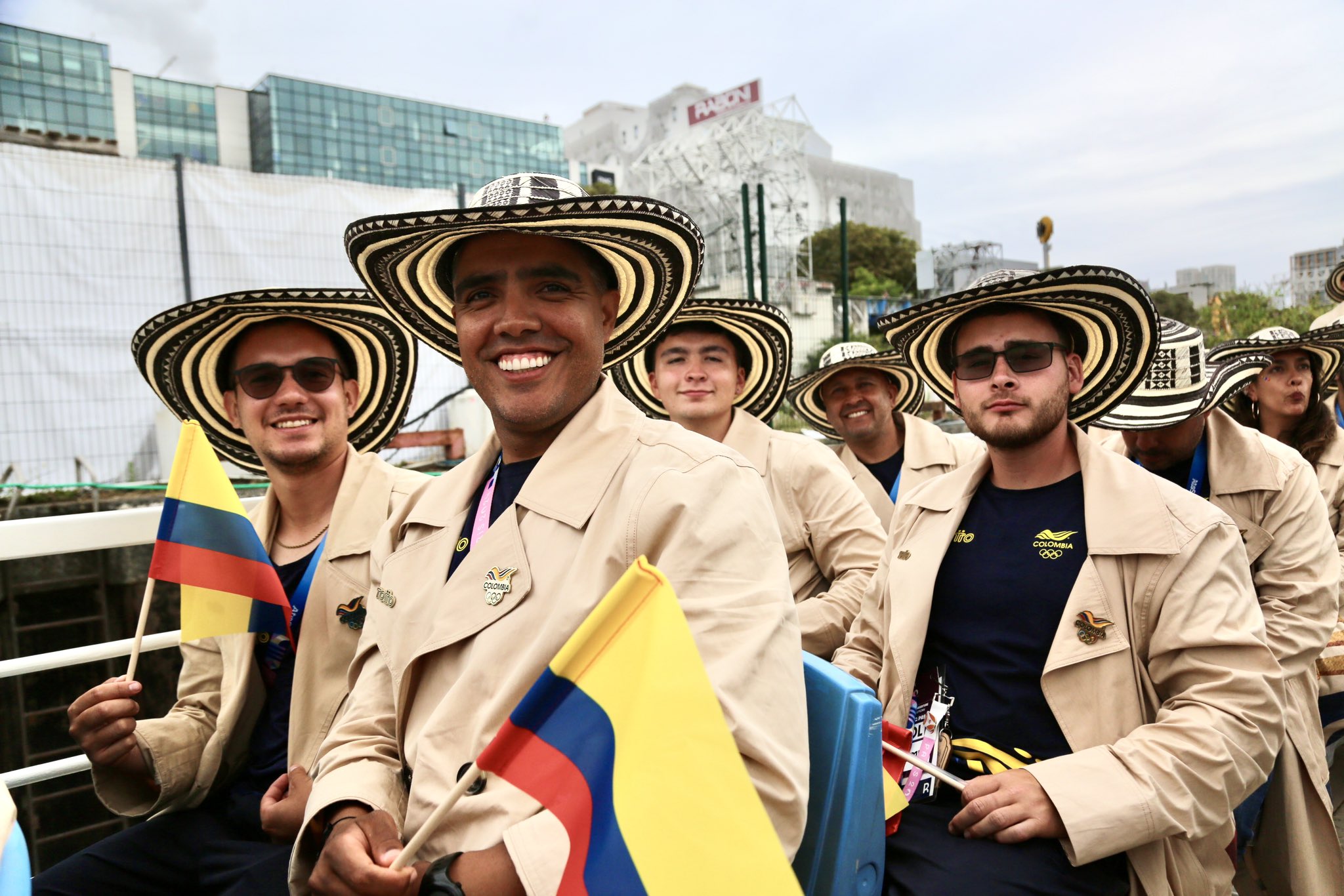 Jorge Enríquez, Santiago Arcila y Andrés Hernández hacen parte del equipo de tiro con arco masculino de Colombia.