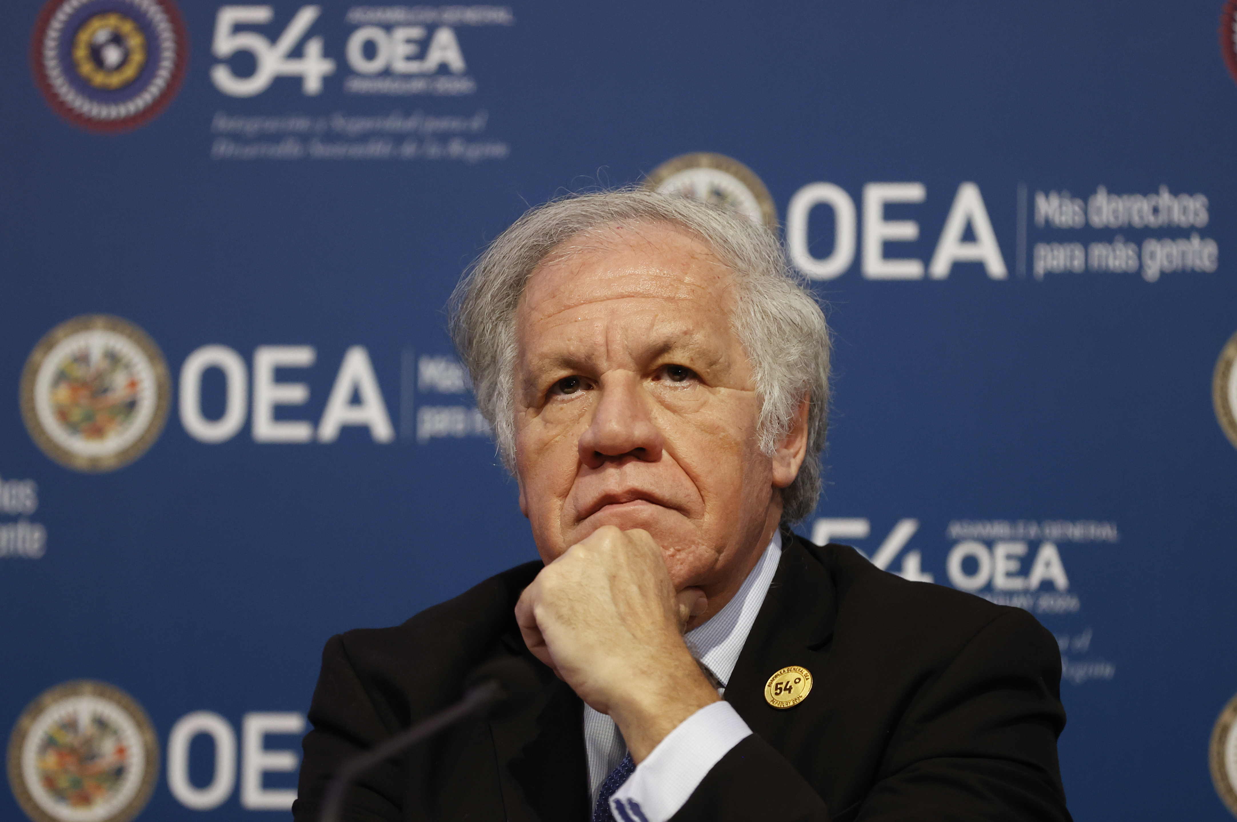 AME7730. LUQUE (PARAGUAY), 28/06/2024.- El secretario general de la Organización de Estados Americanos (OEA), Luis Almagro, asiste a una conferencia de prensa durante la clausura de la 54ª Asamblea General de la OEA este viernes, en el Centro de Convenciones de la Conmebol, en Luque (Paraguay). EFE/ Bienvenido Velasco