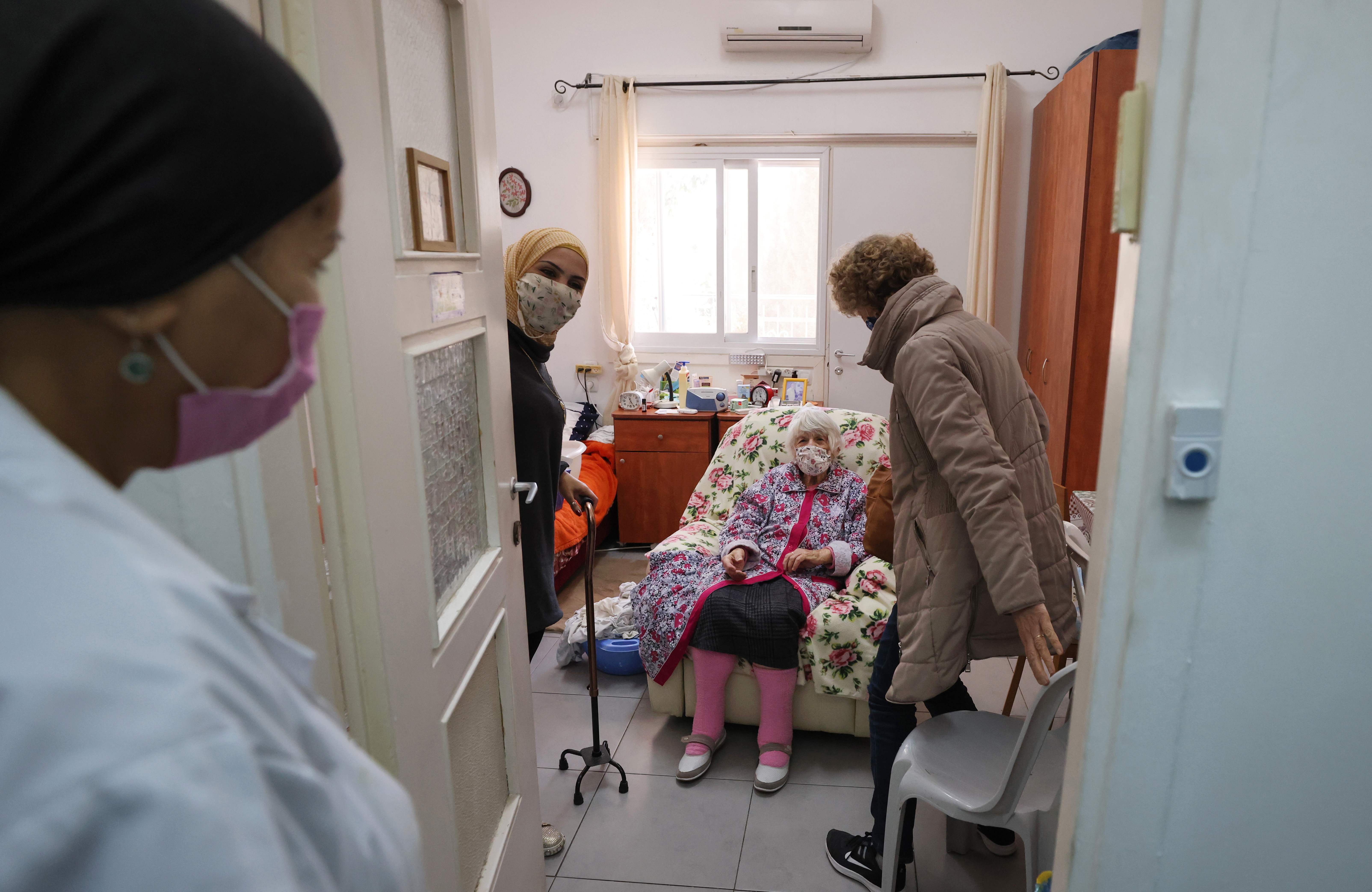 Cerca de 900 supervivientes del Holocausto murieron por covid-19 en Israel el año pasado