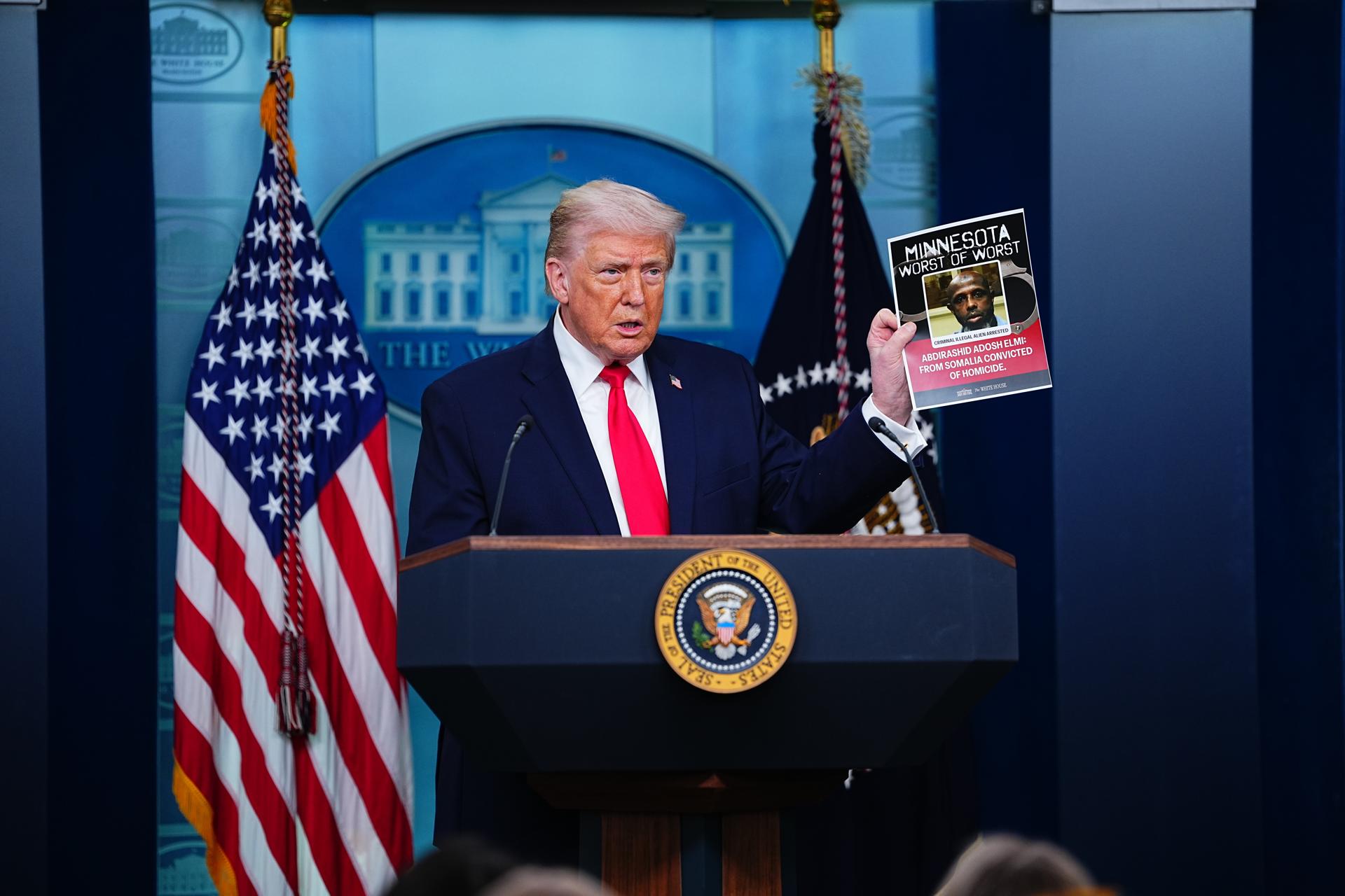 Washington (United States), 20/01/2026.- US President Donald J Trump holds a poster of a criminal from Minnesota that ICE has apprehended as he joins the White House briefing in the James S Brady Press Briefing Room of the White House in Washington, DC, USA, 20 January 2026. The day marks the one-year anniversary of President Trump taking office for his second term. EFE/EPA/AARON SCHWARTZ / POOL
